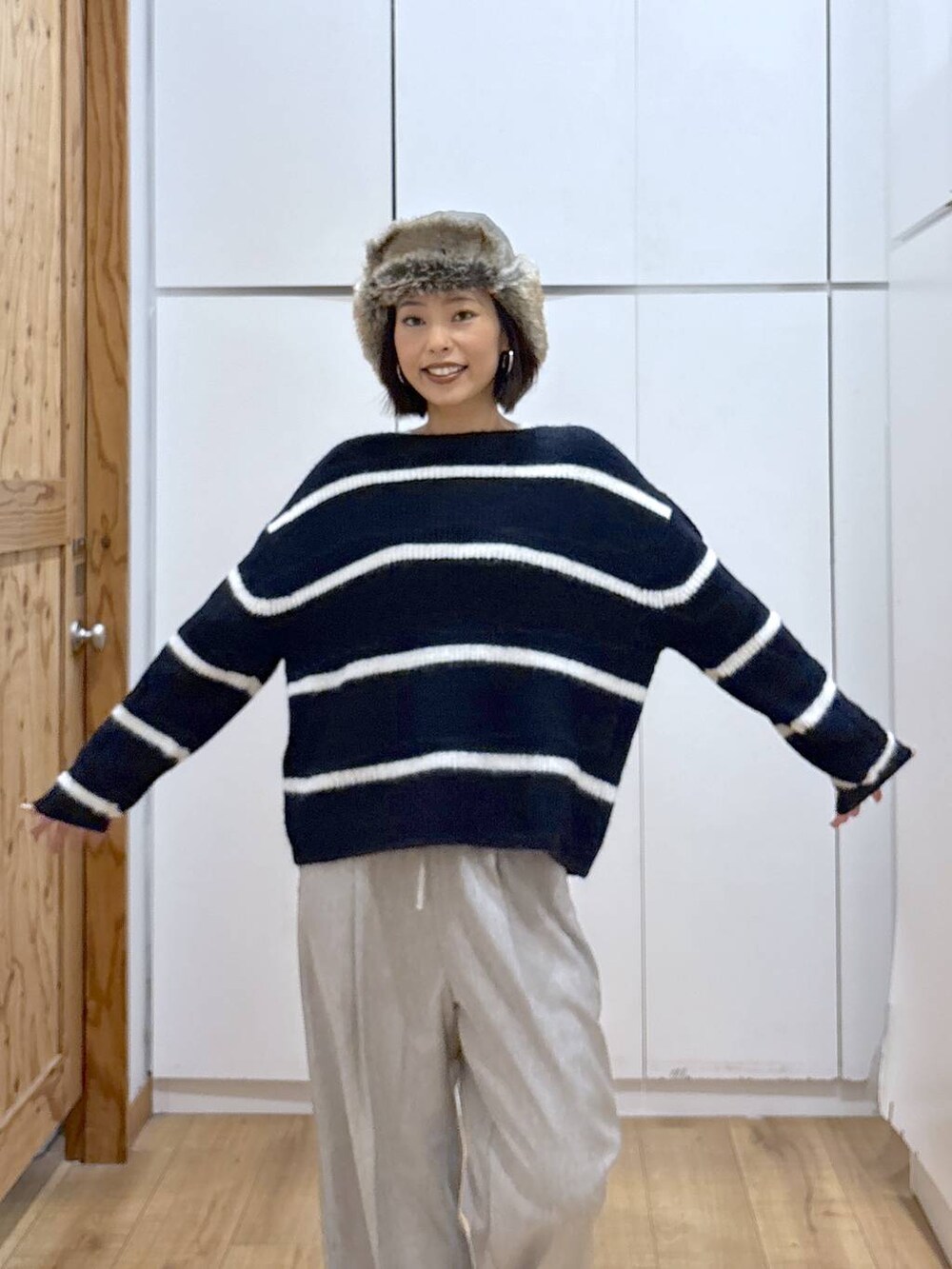 ブラック系のその他パンツ、ブルー系のニット/セーター、グリーン系のその他シューズを着用したレディースの秋コーディネートの4枚目の写真