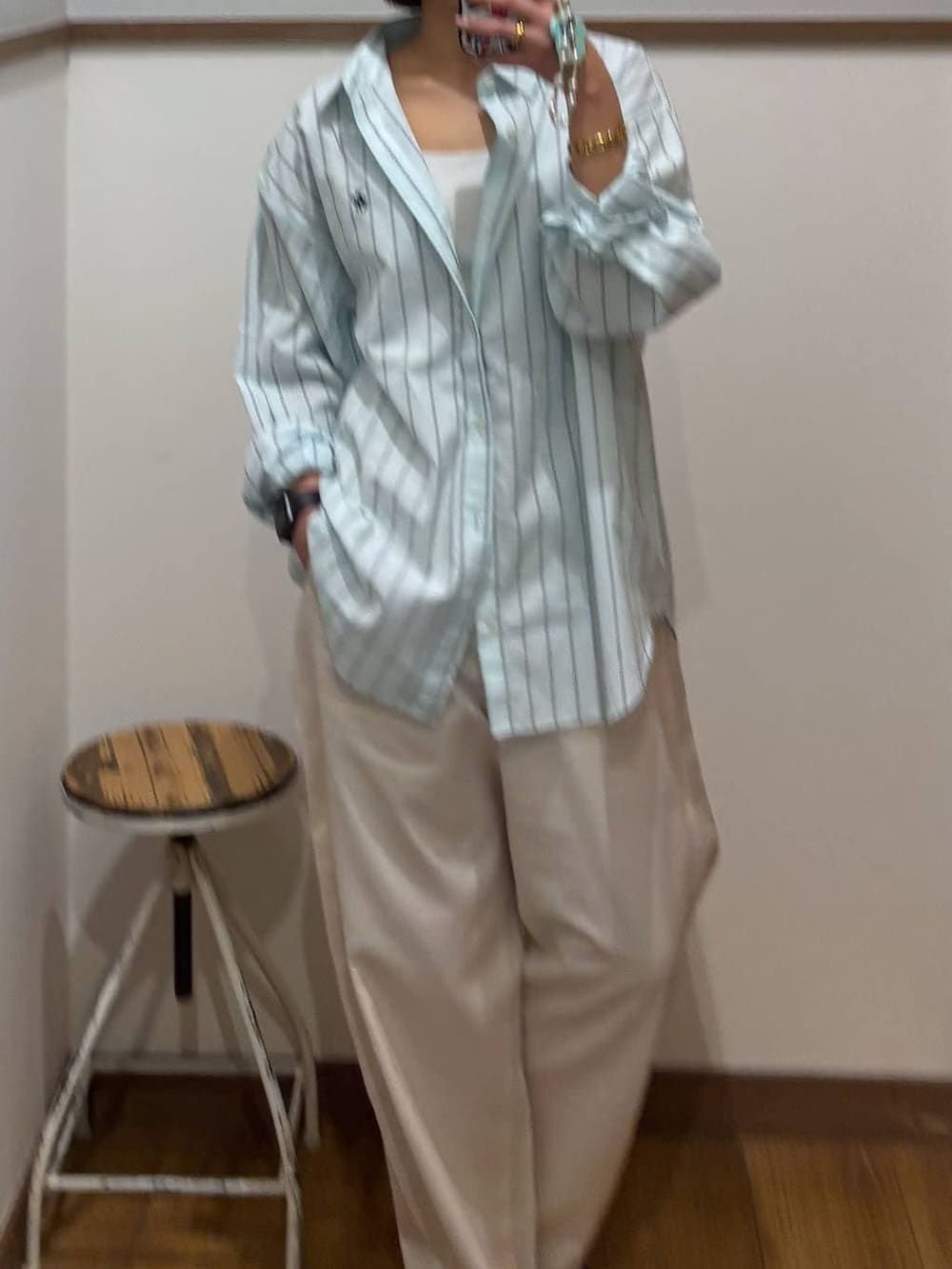 ブラック系のローファー、ブルー系のシャツ/ブラウス、ベージュ系のその他パンツを着用したレディースの春コーディネートの3枚目の写真