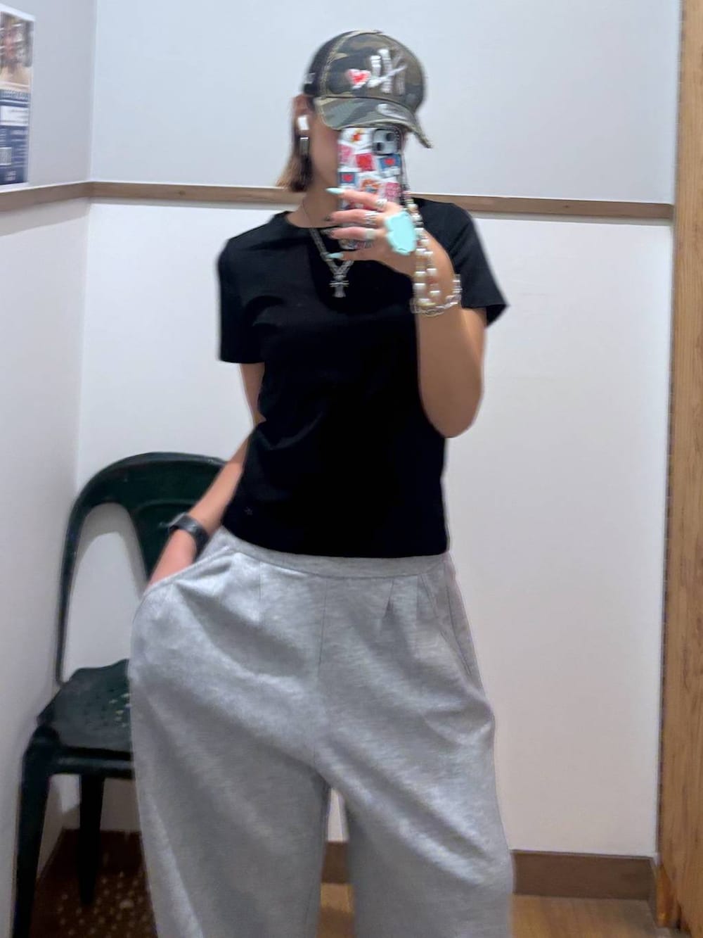 ブラック系のTシャツ/カットソー、グレー系のその他パンツを着用したレディースの夏コーディネートの4枚目の写真