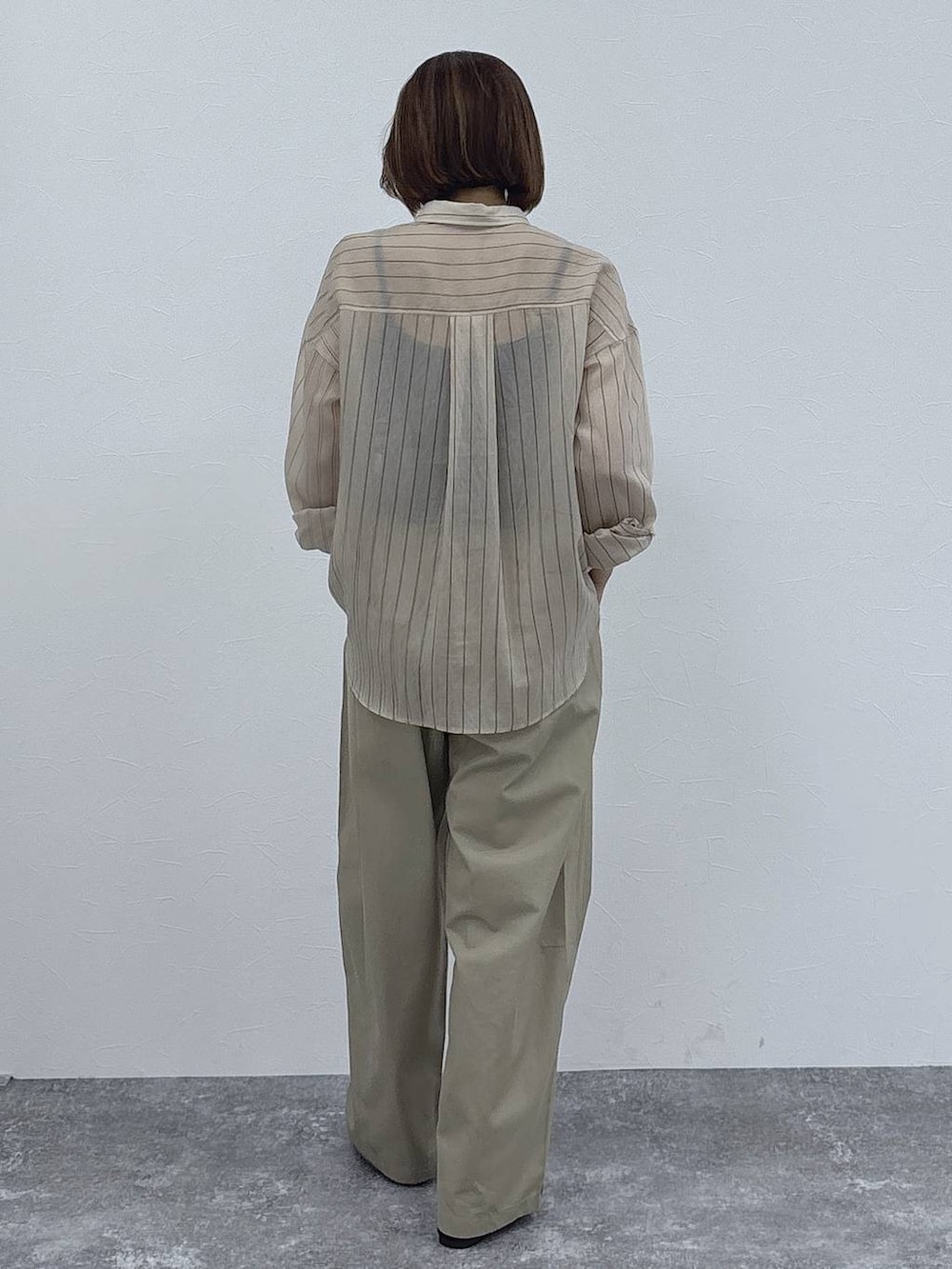 ブラック系のキャミソール、ベージュ系のその他パンツ、ブラック系のパンプスを着用したレディースの春コーディネートの6枚目の写真