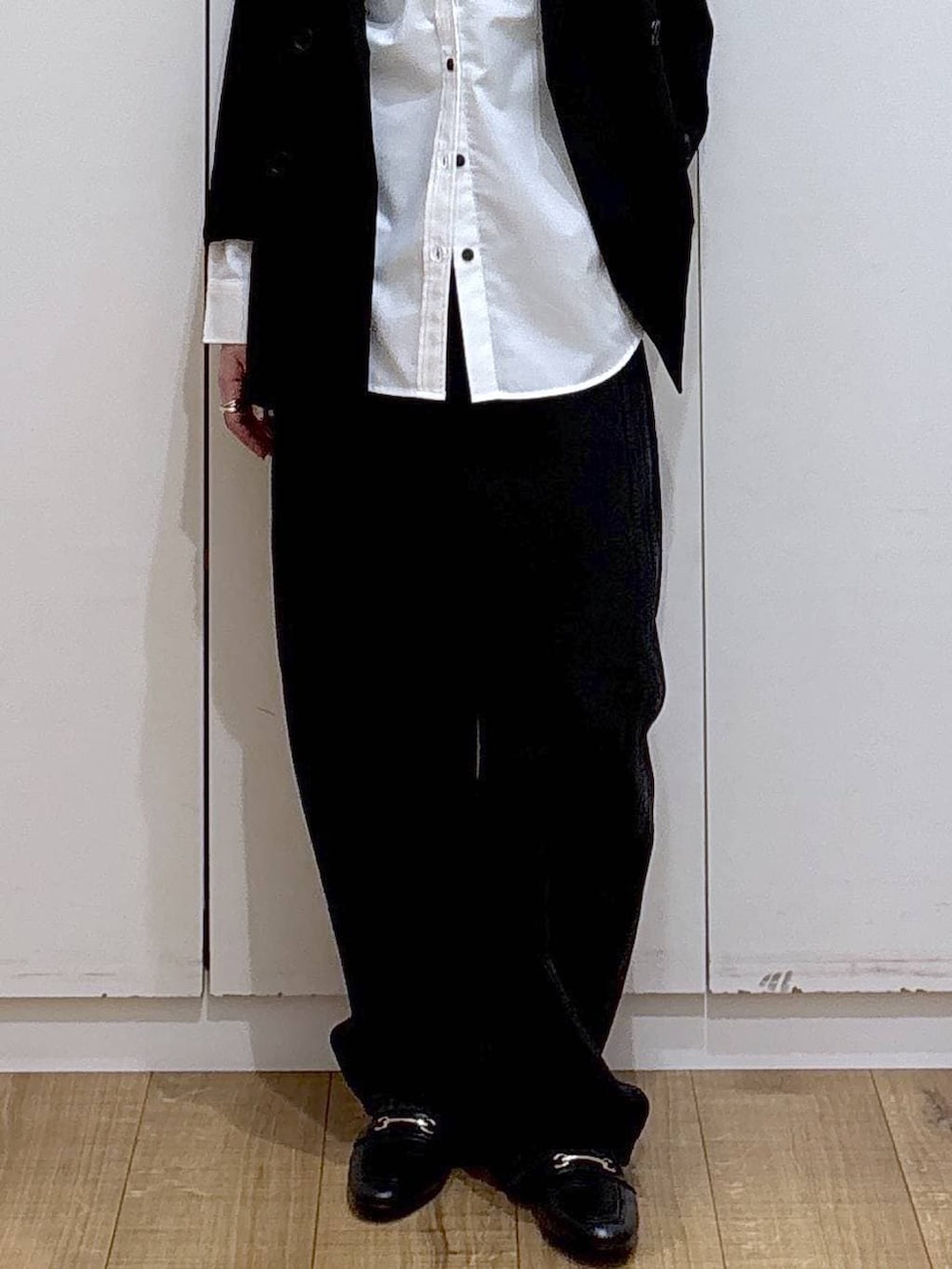 ブラック系のローファー、ホワイト系のシャツ/ブラウス、ブラック系のテーラードジャケットを着用したレディースの春コーディネートの3枚目の写真