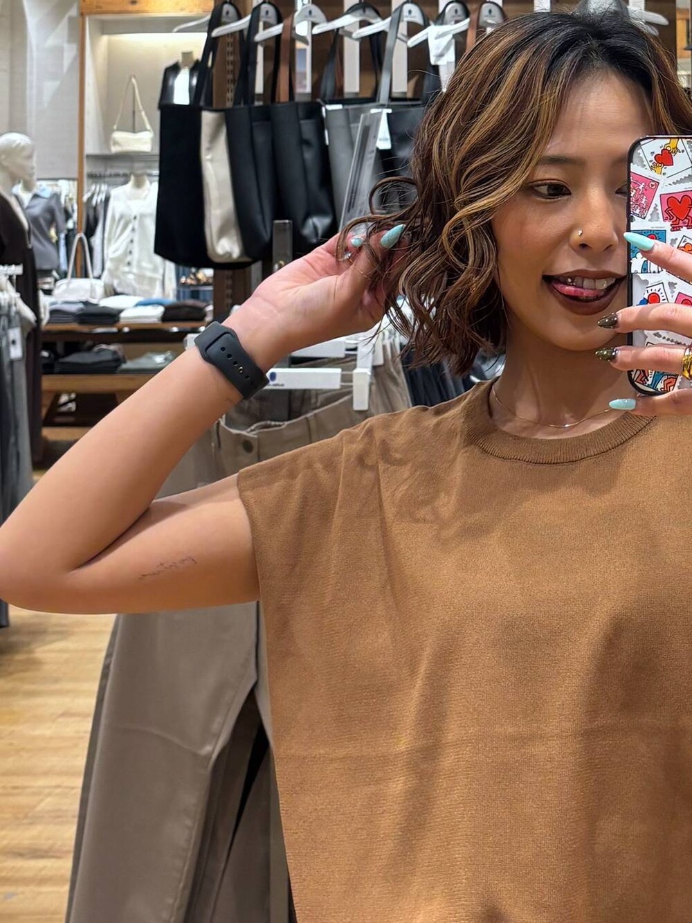 ブラウン系のTシャツ/カットソーを着用したレディースの夏コーディネートの9枚目の写真