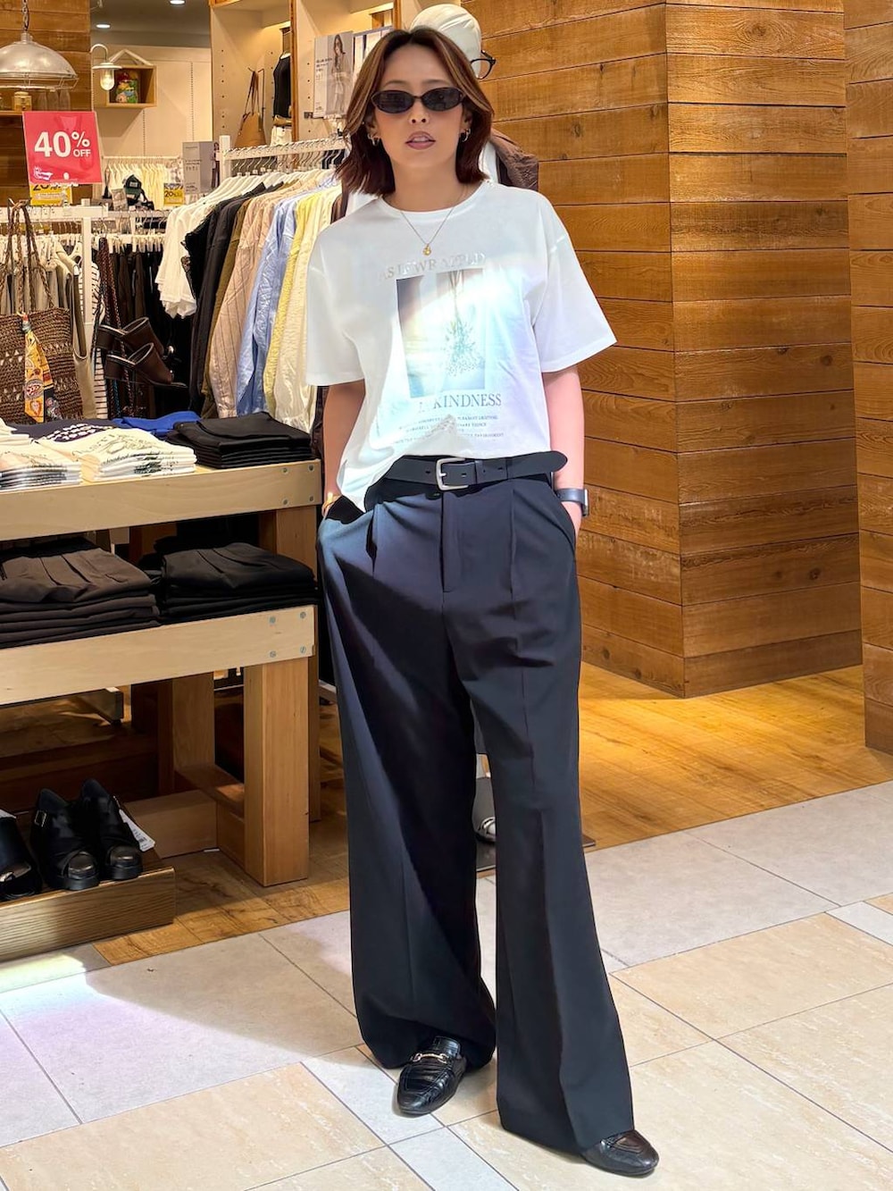 ブラック系のローファー、ブラック系のその他パンツ、ホワイト系のTシャツ/カットソーを着用したレディースの春コーディネートの3枚目の写真