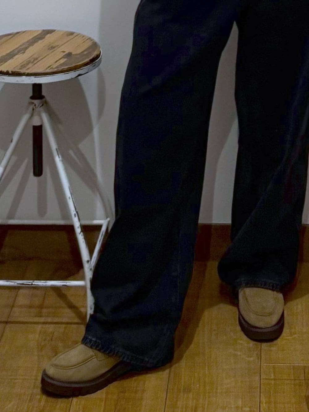 ブラック系のデニムパンツ、ベージュ系のローファー、ベージュ系のニット/セーターを着用したレディースの冬コーディネートの5枚目の写真