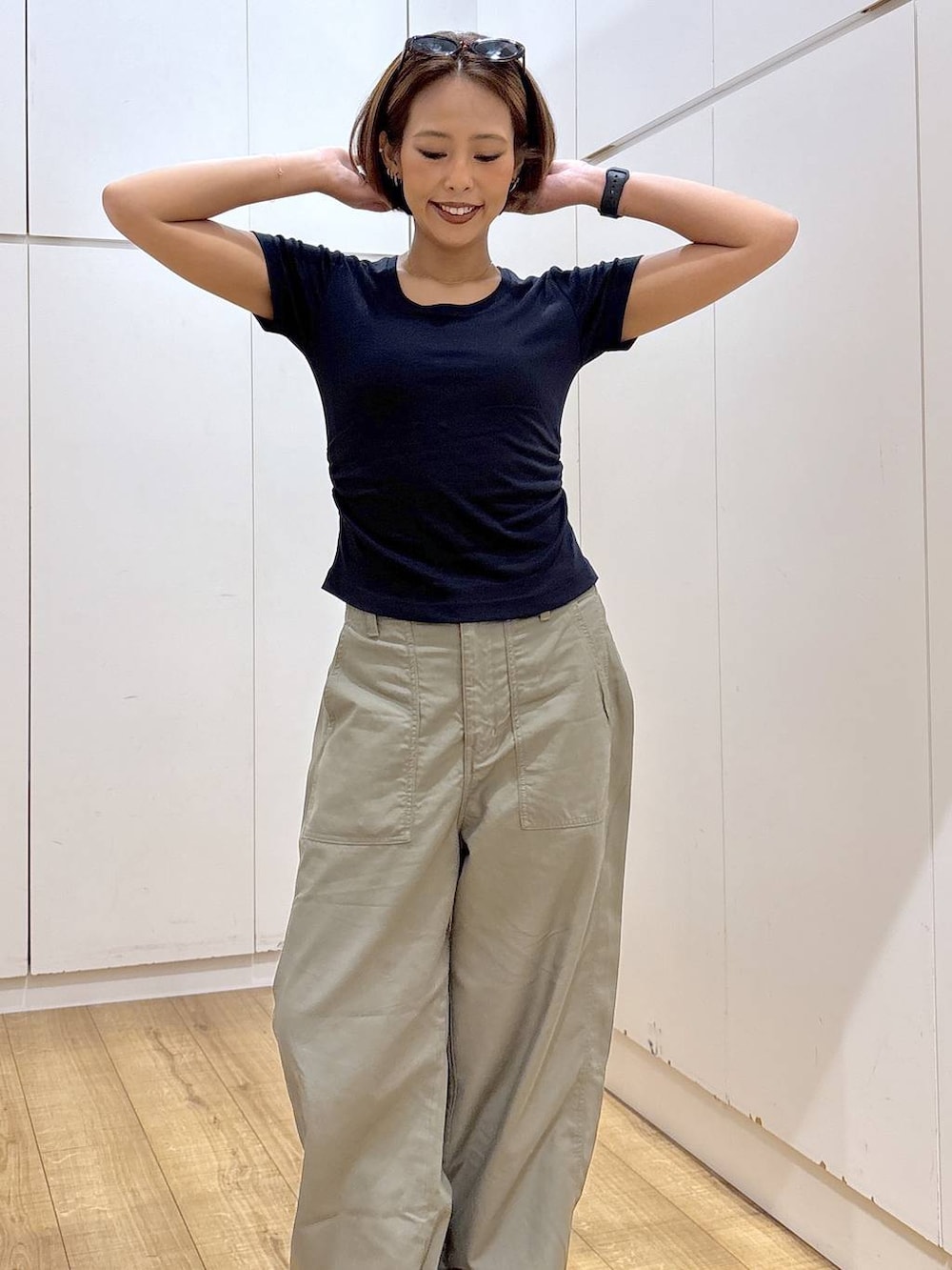 グリーン系のその他パンツ、ベージュ系のサンダルを着用したレディースの夏コーディネートの3枚目の写真
