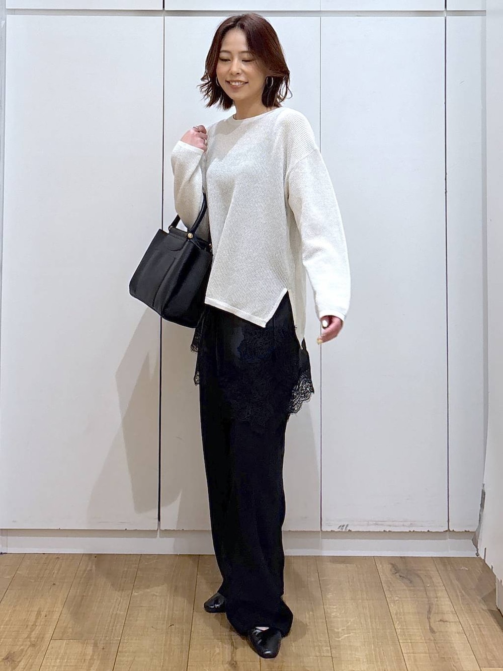 ブラック系のパンプス、ブラック系のトートバッグ、ブラック系のキャミソールを着用したレディースの春コーディネートの5枚目の写真