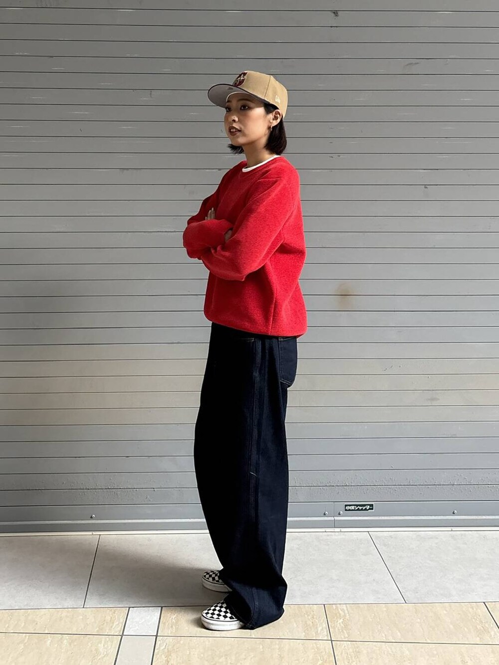 ブルー系のデニムパンツ、レッド系のニット/セーターを着用したレディースの秋コーディネートの4枚目の写真