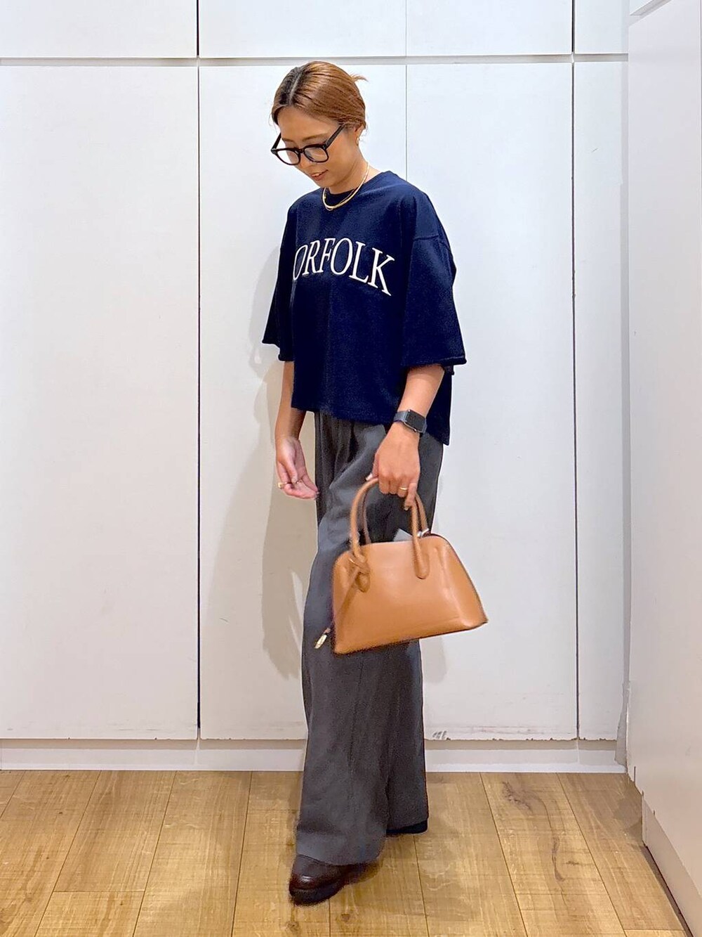 ブラウン系のローファー、ブラウン系のショルダーバッグ、ブルー系のTシャツ/カットソーを着用したレディースの秋コーディネートの3枚目の写真