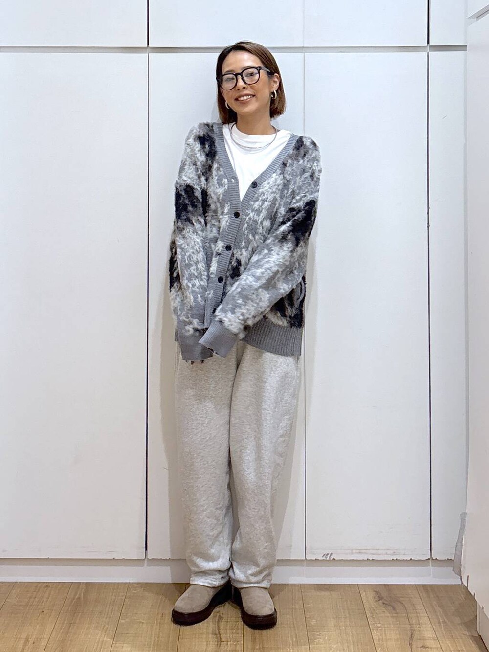 ホワイト系のTシャツ/カットソー、グレー系のワンピース、ベージュ系のブーツを着用したレディースの秋コーディネートの6枚目の写真