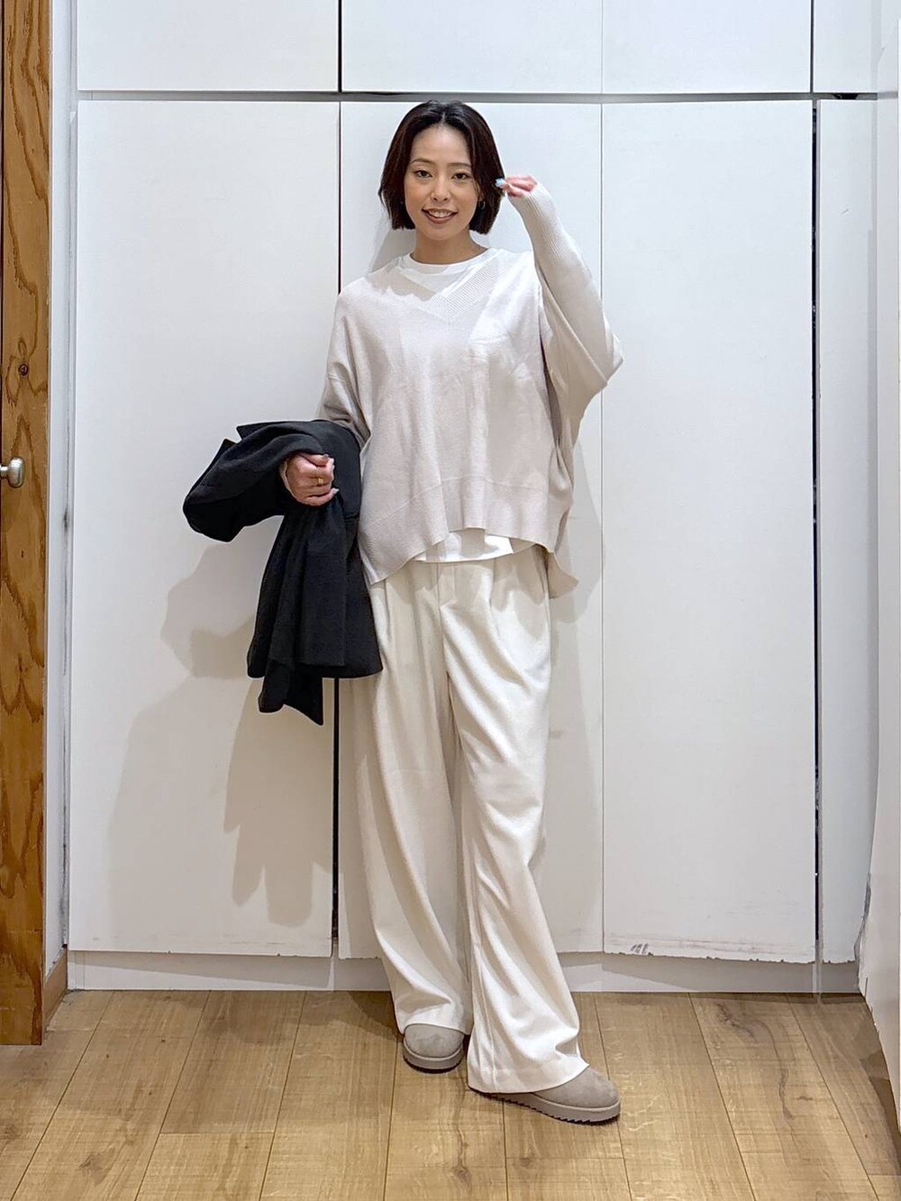 ホワイト系のニット/セーター、ホワイト系のTシャツ/カットソー、グレー系のその他パンツを着用したレディースの冬コーディネートの5枚目の写真