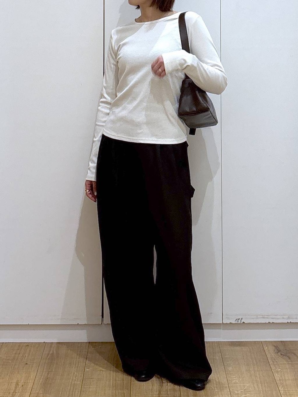 ブラック系のローファー、ブラウン系のショルダーバッグ、ブラウン系のその他パンツを着用したレディースの冬コーディネートの2枚目の写真