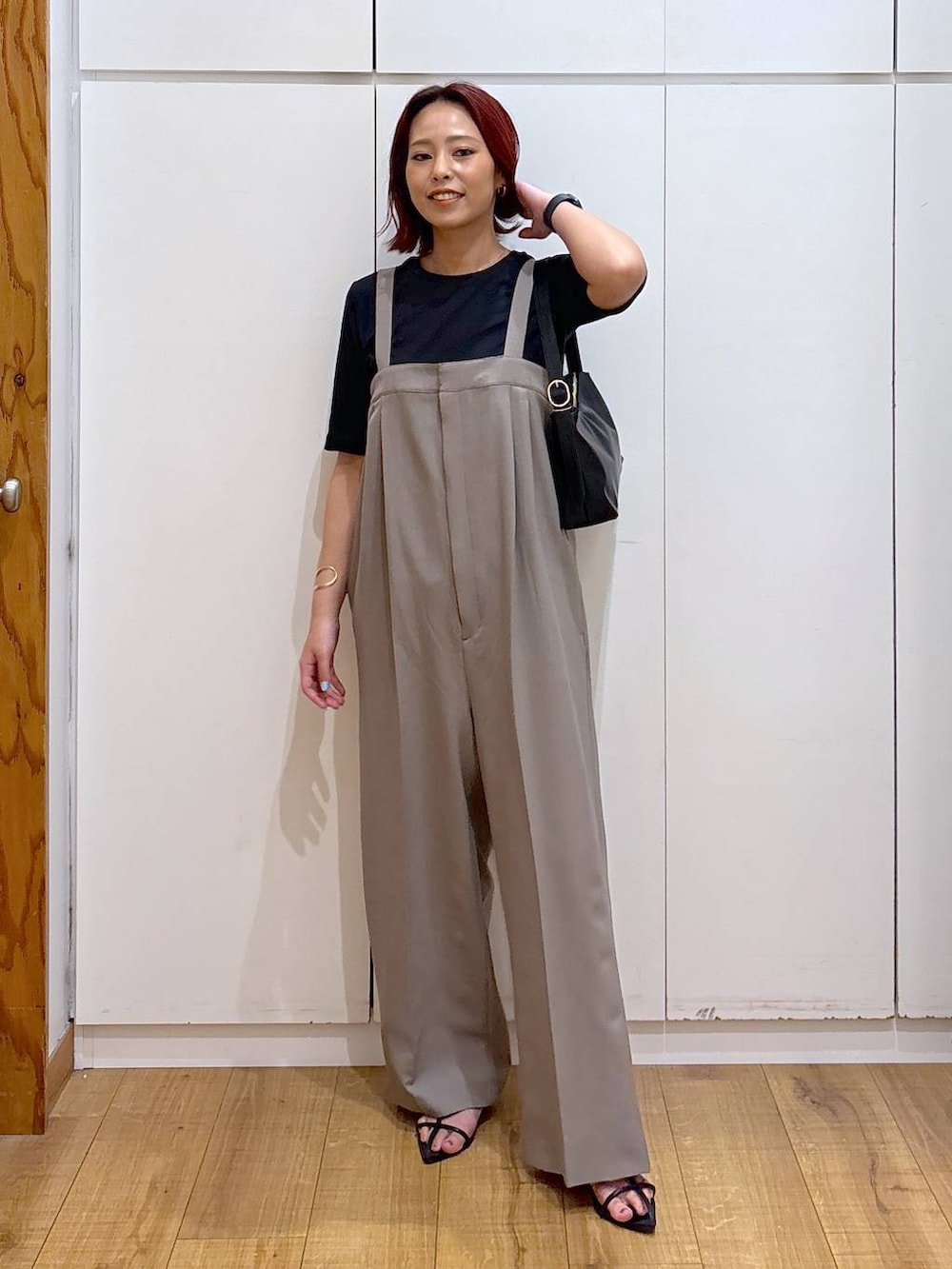 「体型カバー、高見え、高身長、ママコーデ、骨格ストレート、GLOBAL WORK、着痩せ・細見え」｜「A part byのクロスフラットサンダル（サンダル、ブラック系）」を使った、ココさん（レディース・165cm）の春コーディネートの2枚目の写真
