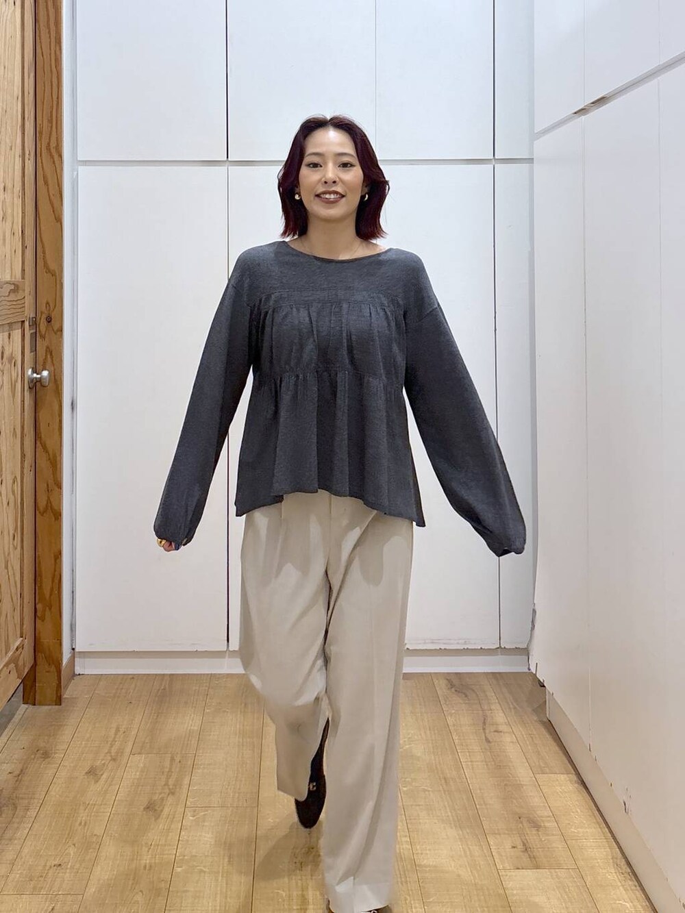 ブラック系のローファー、ベージュ系のスラックス、グレー系のカーディガン/ボレロを着用したレディースの春コーディネートの5枚目の写真