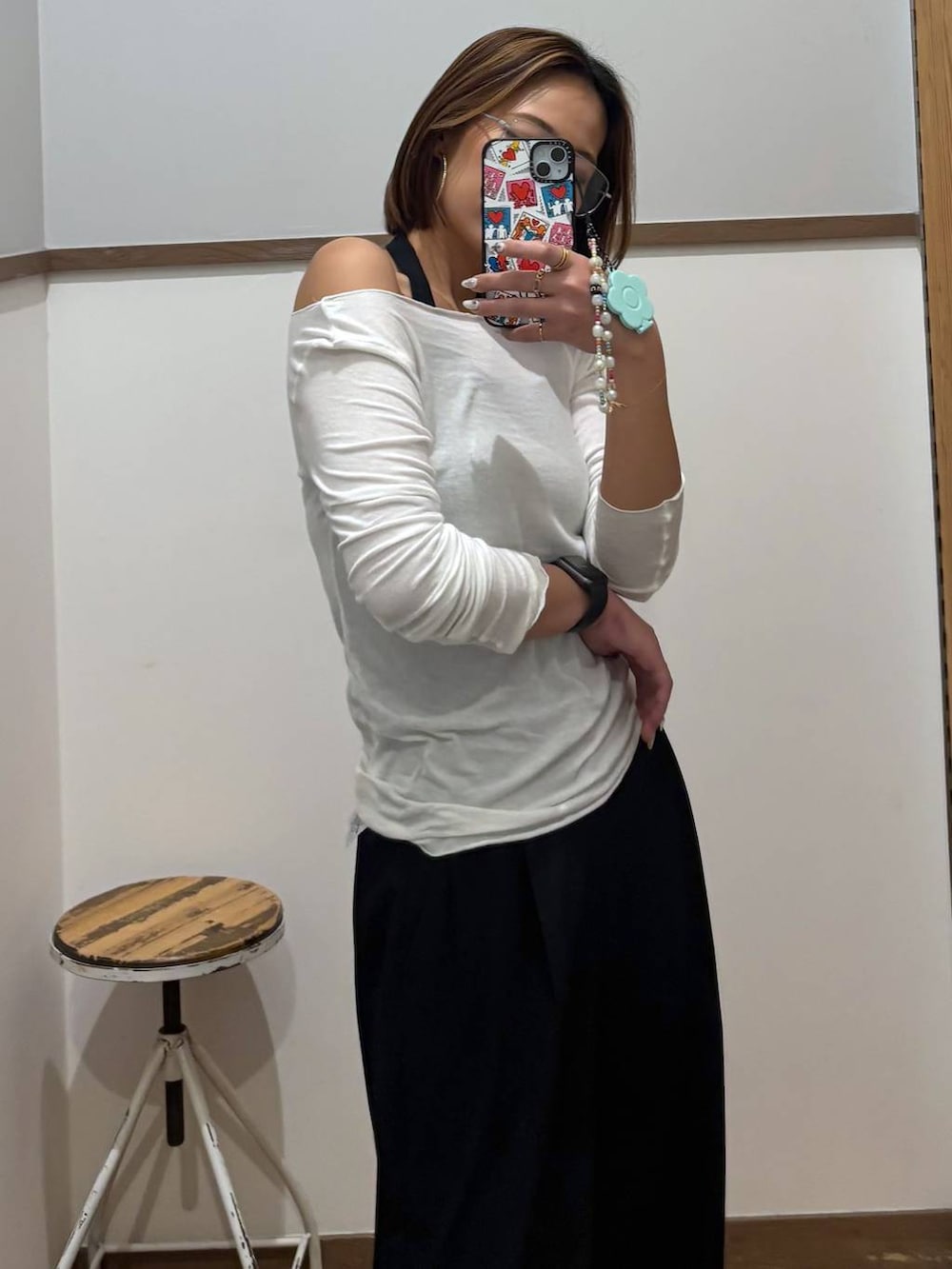 ブラック系のその他パンツ、ブラック系のサンダル、ホワイト系のメガネを着用したレディースの春コーディネートの7枚目の写真