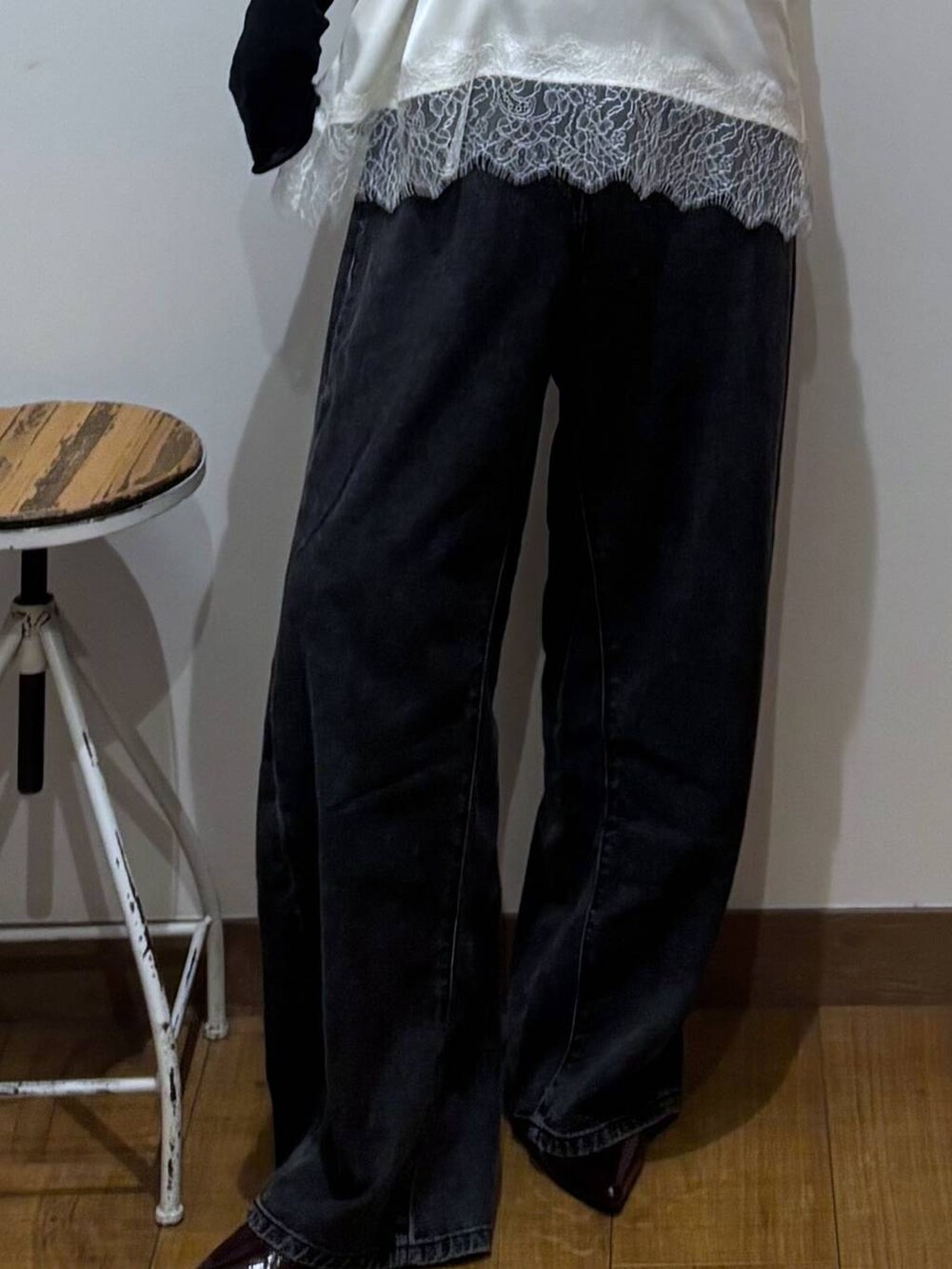 ブラック系のデニムパンツ、ホワイト系のキャミソール、ホワイト系のメガネを着用したレディースの春コーディネートの7枚目の写真