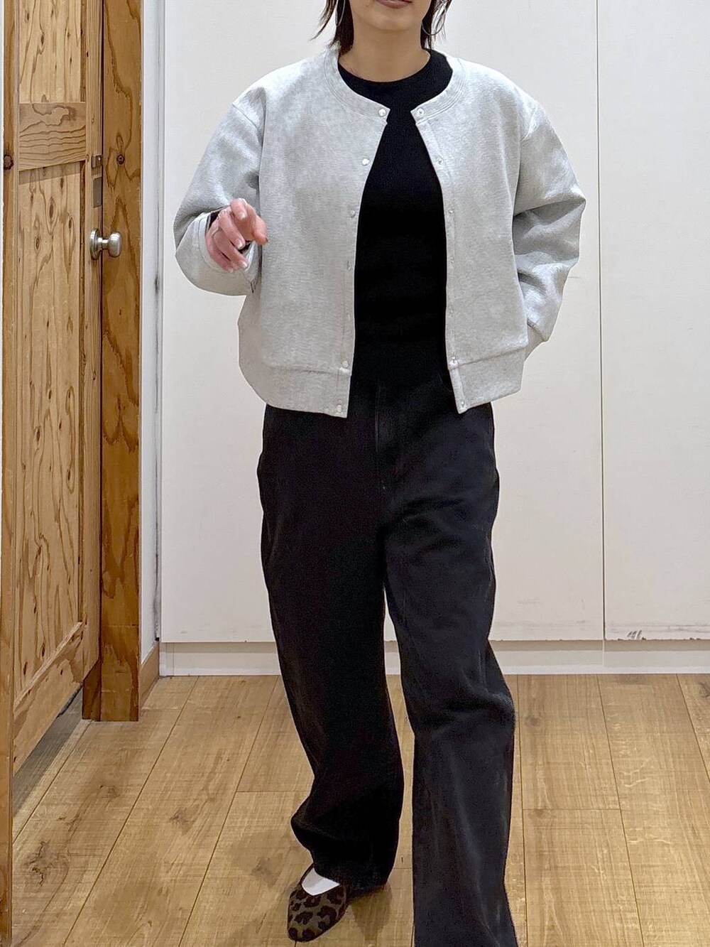 その他のパンプス、ブラック系のデニムパンツ、ブラック系のニット/セーターを着用したレディースの春コーディネートの7枚目の写真