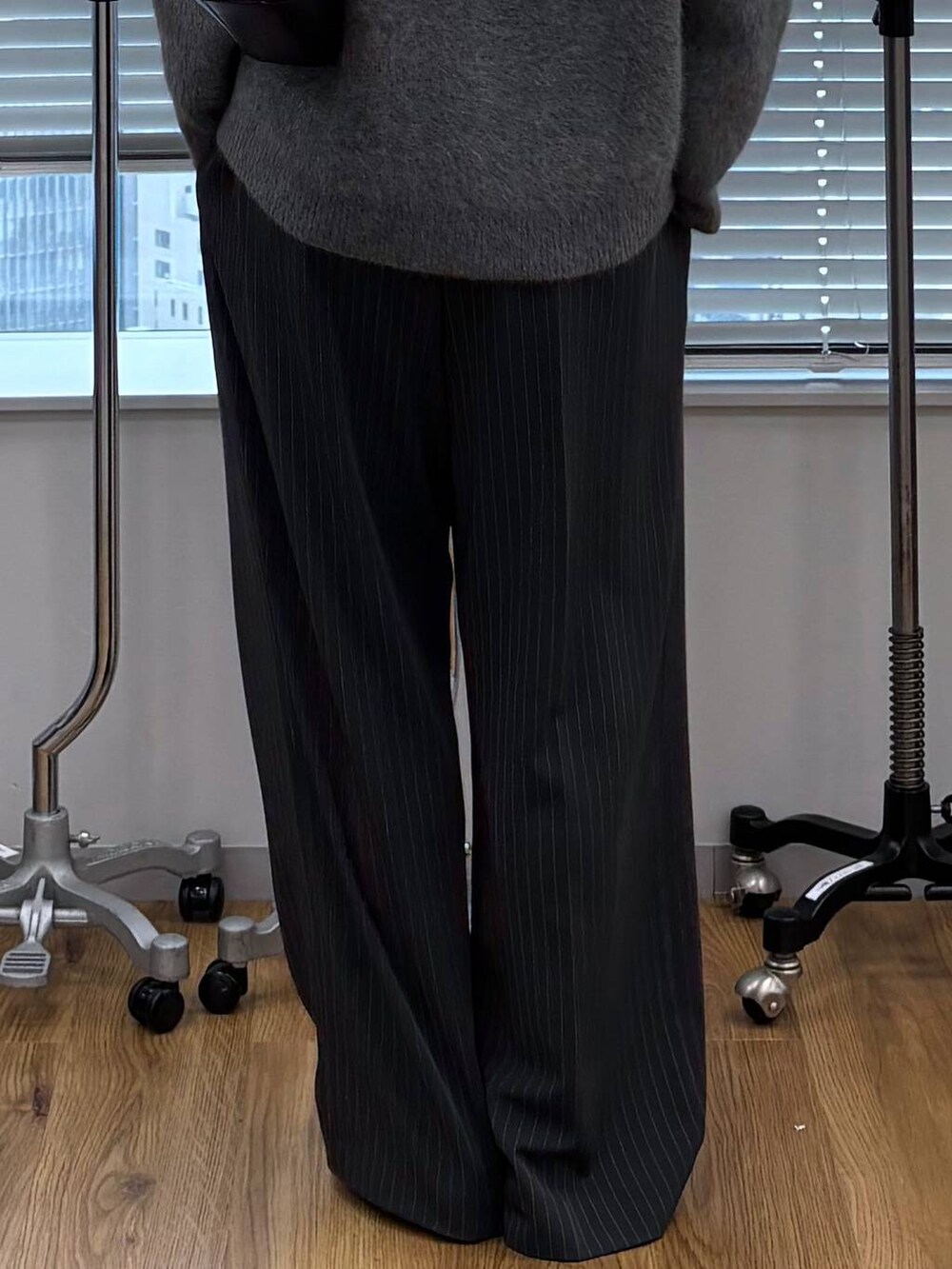 グレー系のその他パンツ、ブラック系のショルダーバッグ、ブラック系のローファーを着用したレディースの秋コーディネートの6枚目の写真