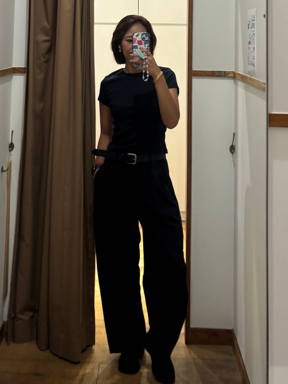 ブラック系のその他パンツを着用したレディースの夏コーディネートの2枚目の写真