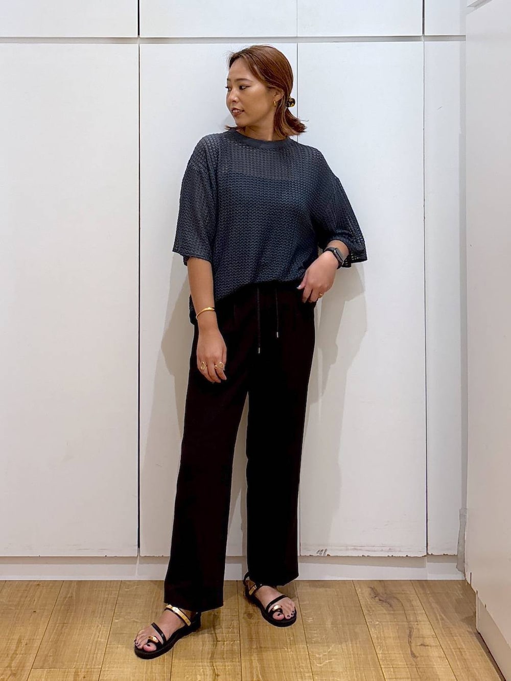 ブラック系のキャミソール、ブラック系のサンダル、ブルー系のTシャツ/カットソーを着用したレディースの夏コーディネートの2枚目の写真