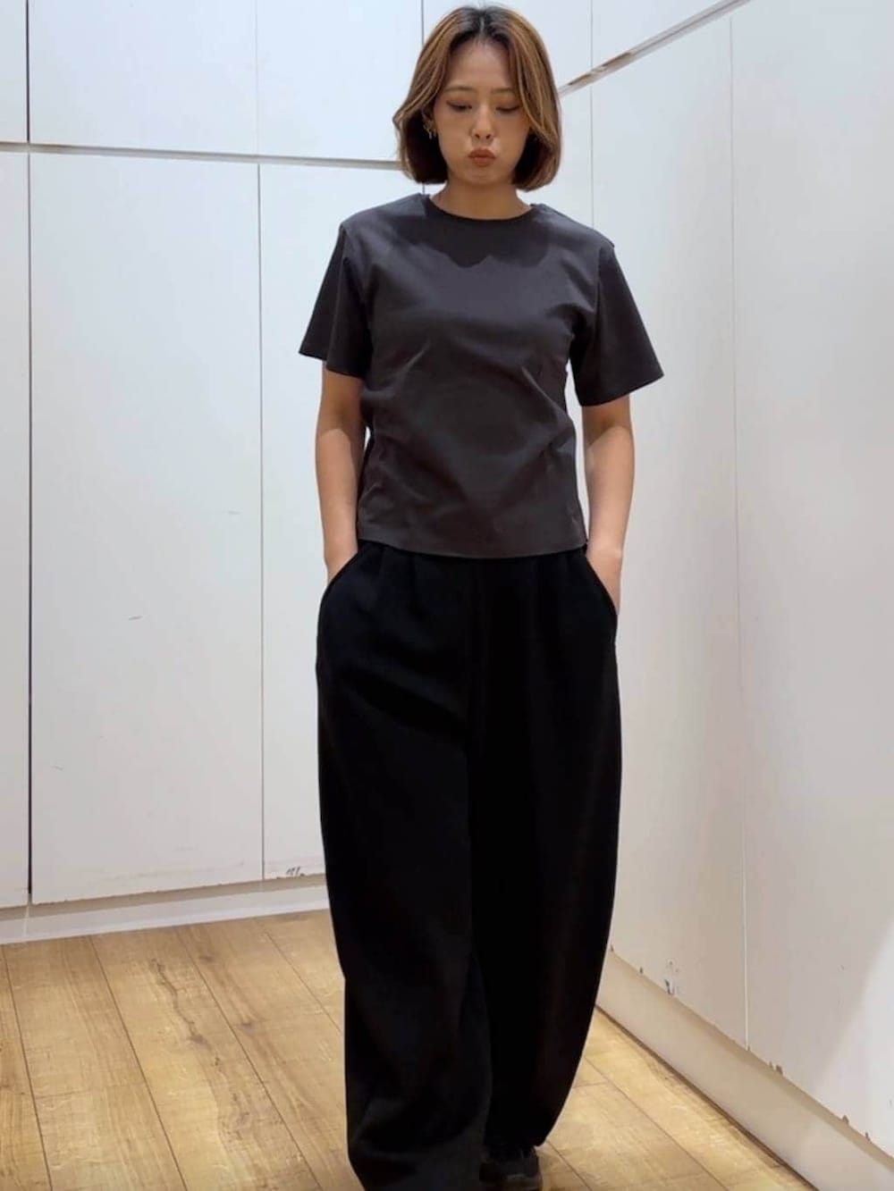 グレー系のTシャツ/カットソー、ブラック系のその他パンツを着用したレディースの春コーディネートの4枚目の写真