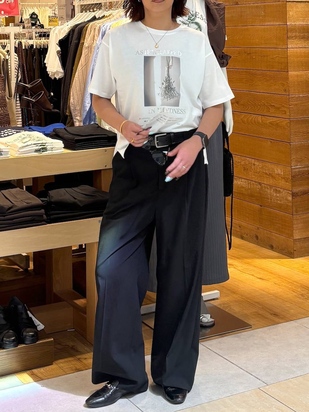 ブラック系のローファー、ブラック系のその他パンツ、ホワイト系のTシャツ/カットソーを着用したレディースの春コーディネートの4枚目の写真