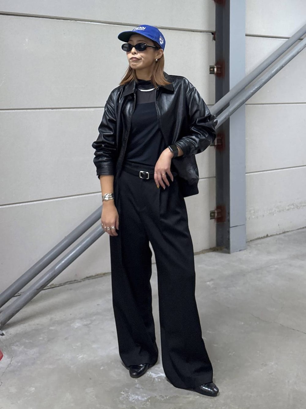 ブラック系のローファー、ブラック系のブルゾン、ブラック系のその他パンツを着用したレディースの秋コーディネートの2枚目の写真