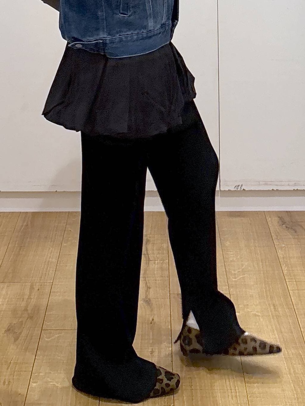 その他のパンプス、ブルー系のデニムジャケット、ブラック系のその他パンツを着用したレディースの春コーディネートの7枚目の写真