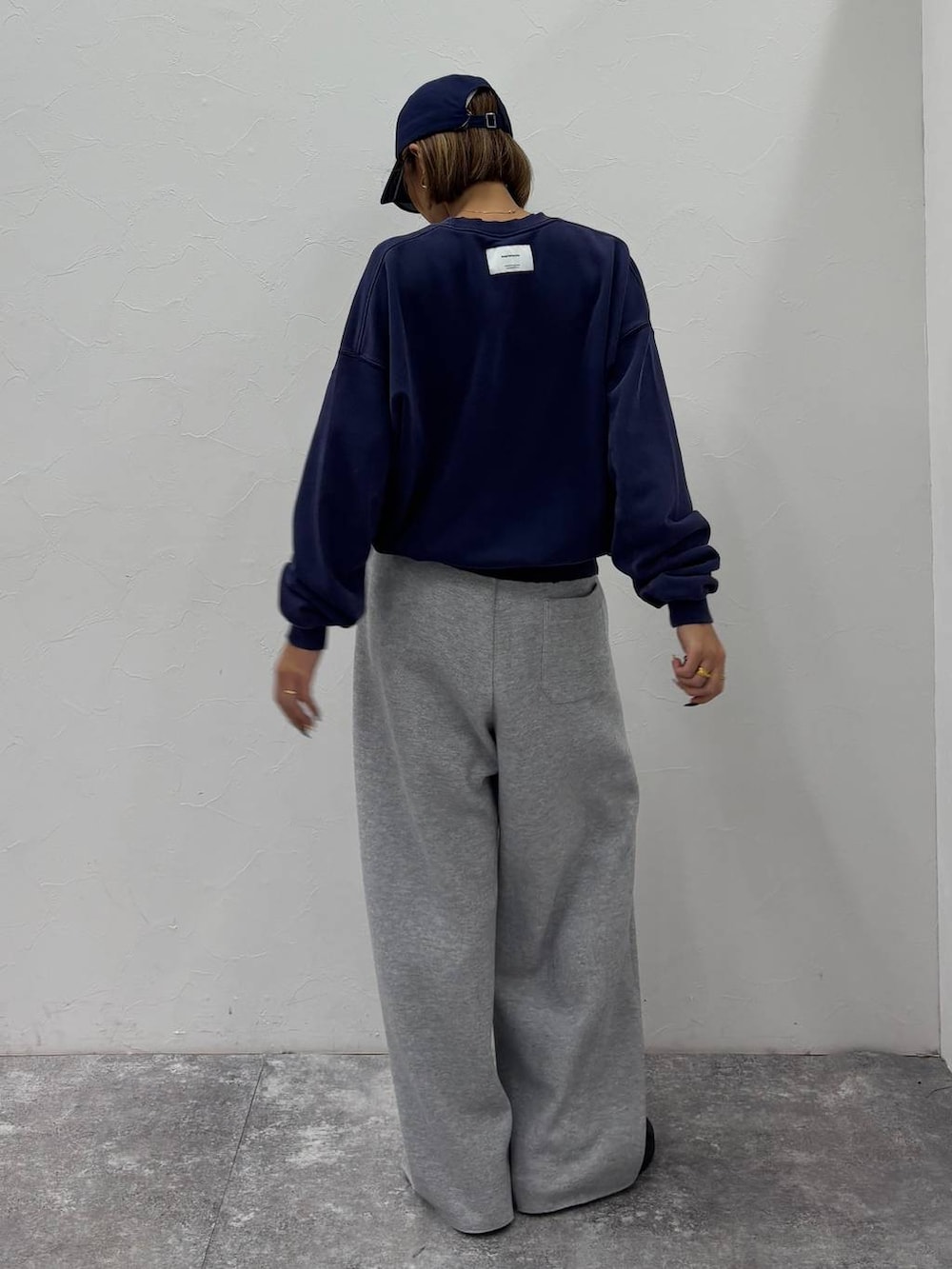 ブラック系のスニーカー、グレー系のその他パンツ、ブルー系のキャップを着用したレディースの秋コーディネートの8枚目の写真