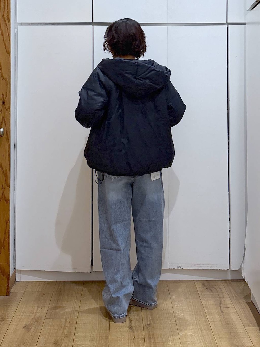 ブルー系のダウンジャケット/コート、ブルー系のデニムパンツ、ホワイト系のTシャツ/カットソーを着用したレディースの冬コーディネートの5枚目の写真