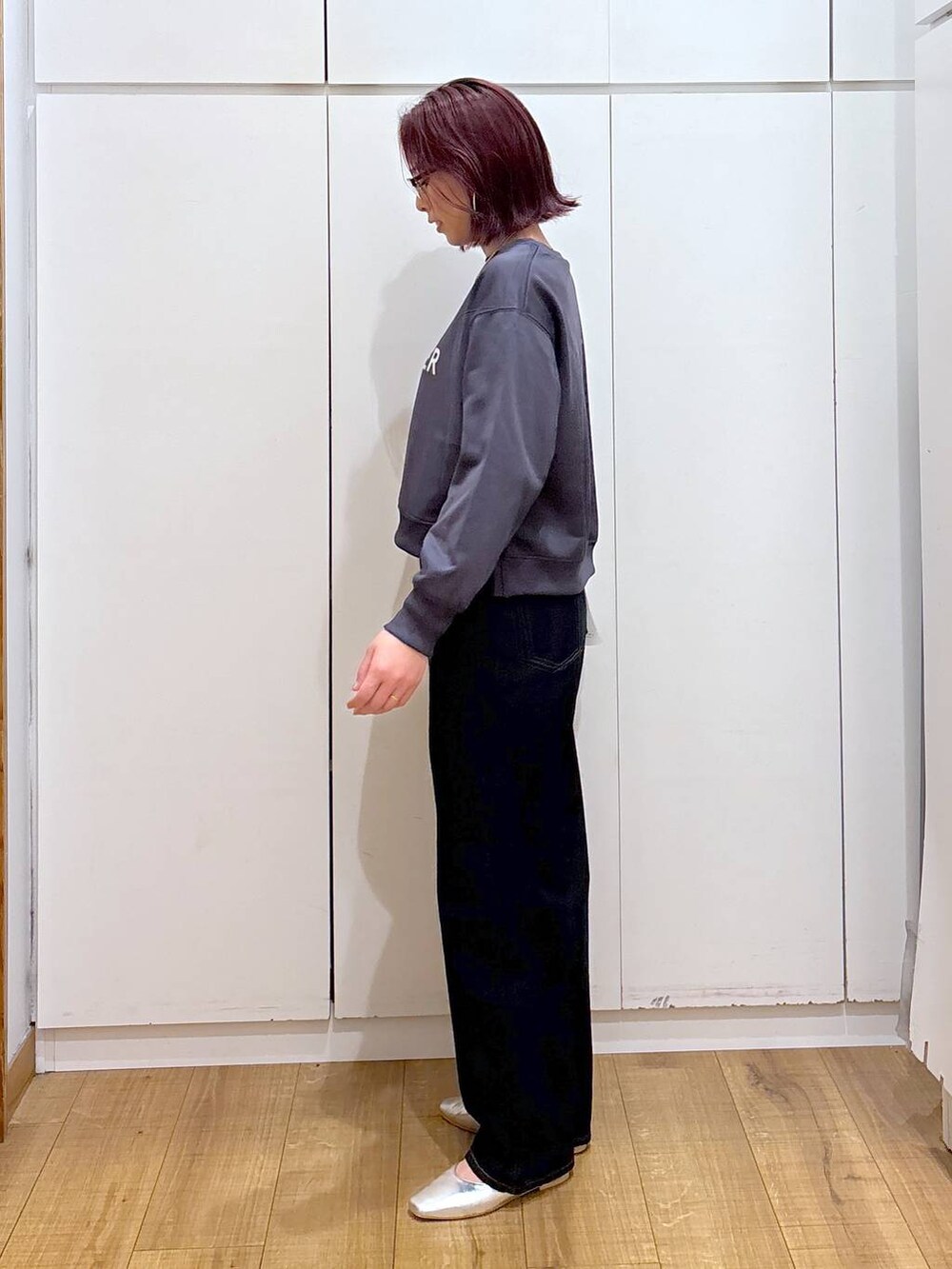 ブルー系のデニムパンツ、シルバー系のパンプス、ベージュ系のテーラードジャケットを着用したレディースの春コーディネートの5枚目の写真