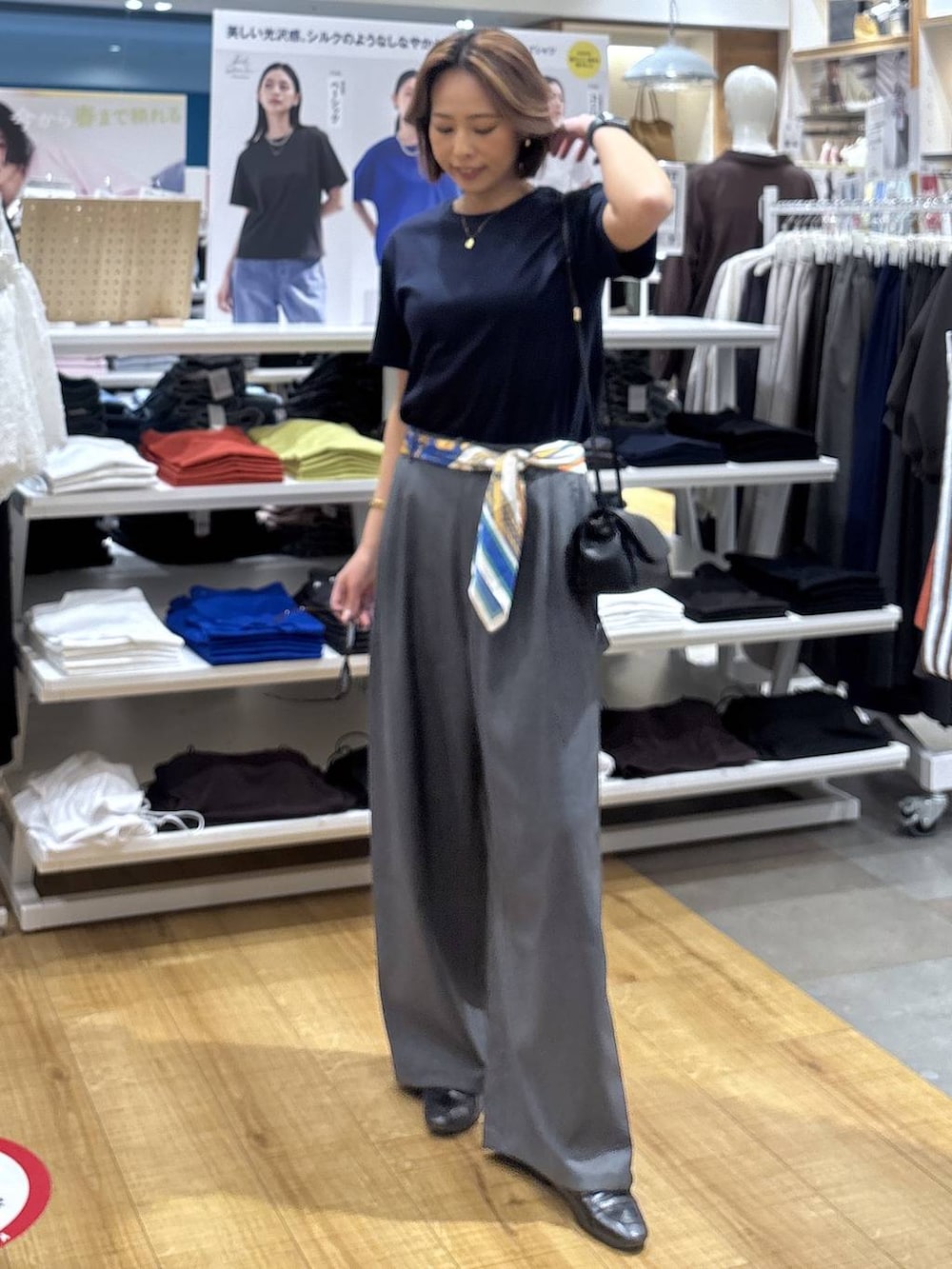 ブラック系のショルダーバッグ、グレー系のその他パンツ、ブルー系のTシャツ/カットソーを着用したレディースの春コーディネートの2枚目の写真