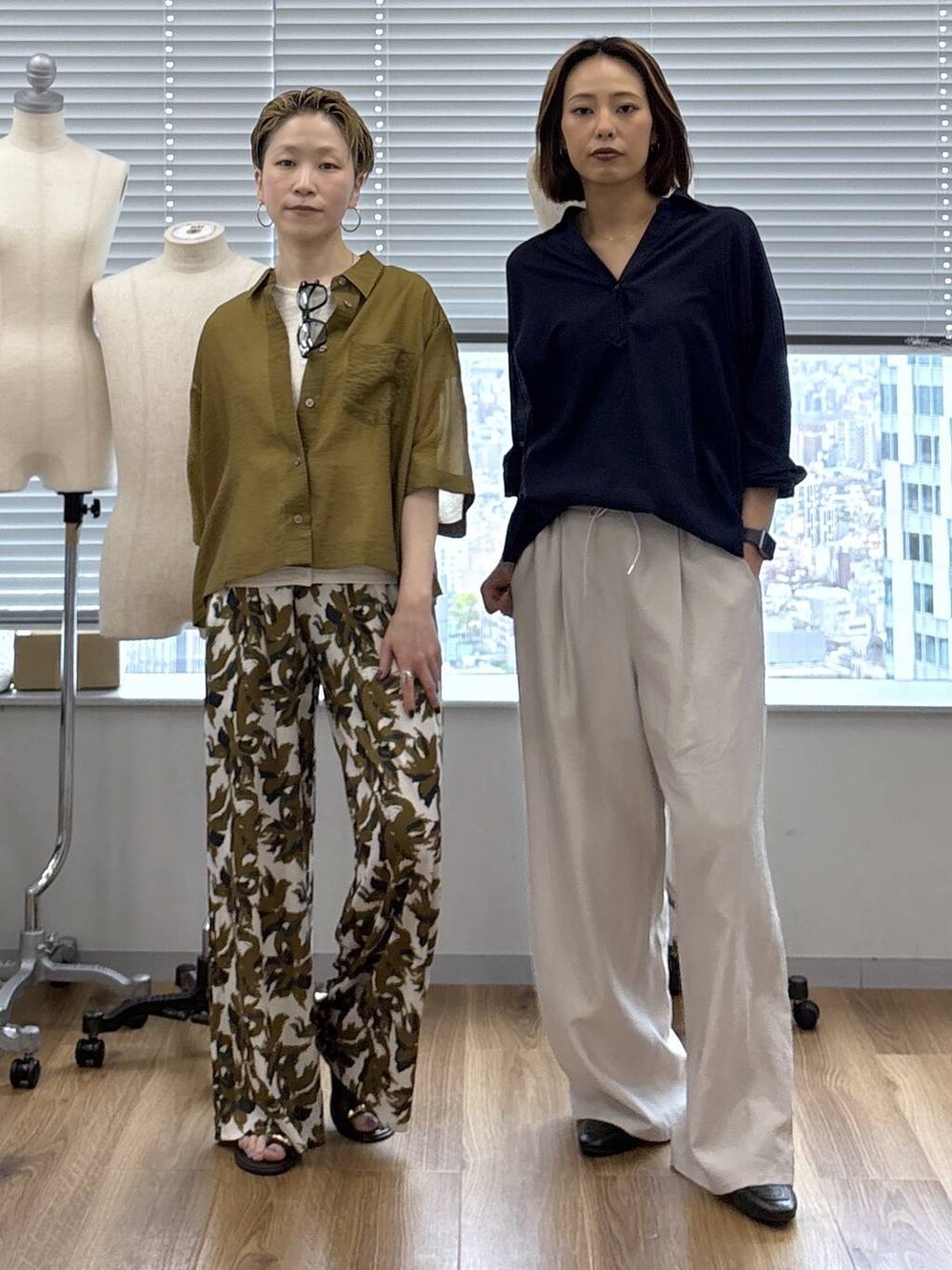 ブラック系のローファー、ブルー系のシャツ/ブラウス、ベージュ系のTシャツ/カットソーを着用したレディースの春コーディネートの5枚目の写真