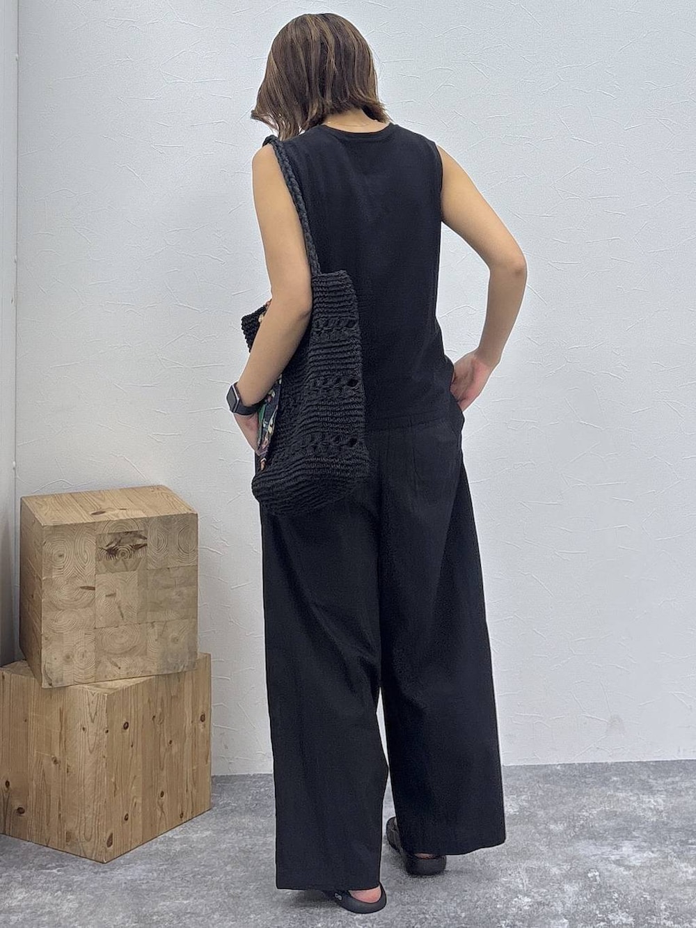 ブラック系のキャミソール、ブラック系のその他パンツ、ブラック系のトートバッグを着用したレディースの夏コーディネートの4枚目の写真