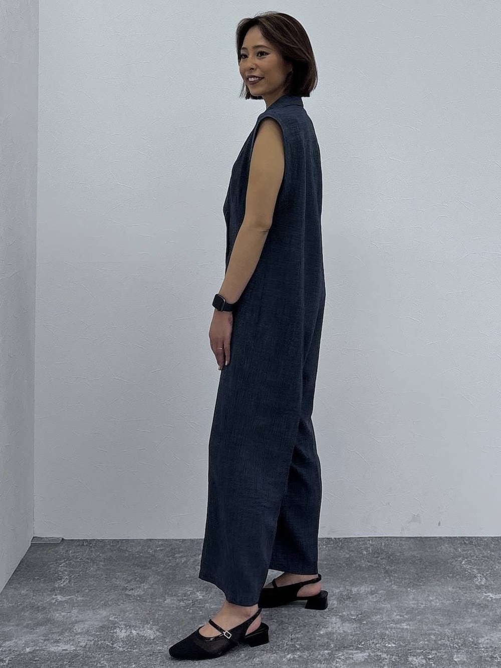 ブラック系のキャミソール、ブラック系のパンプス、ブルー系のつなぎ/オールインワンを着用したレディースの春コーディネートの5枚目の写真