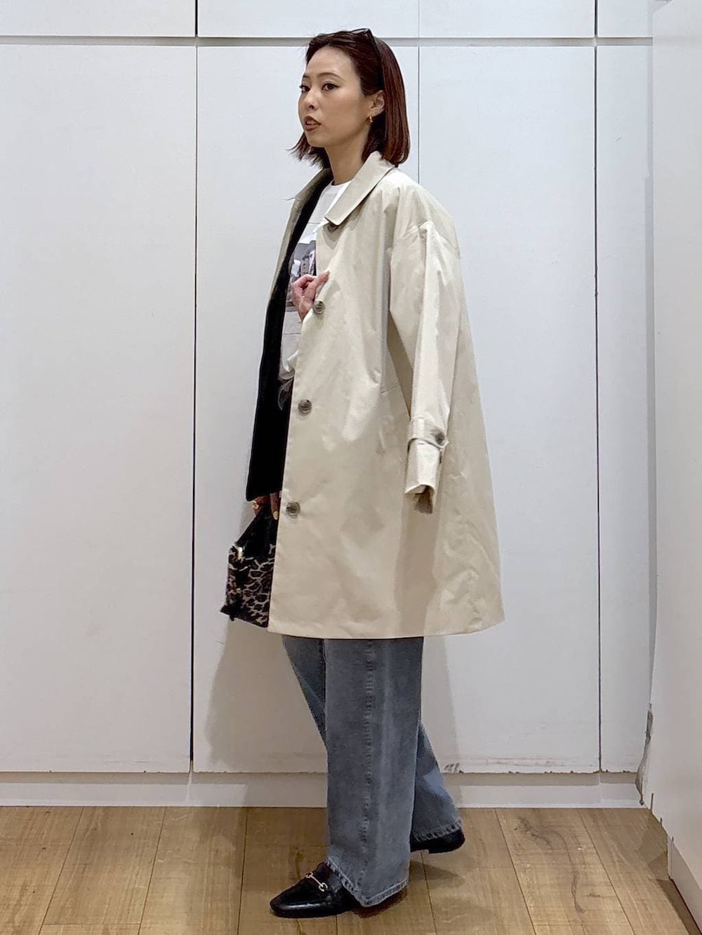 ブラック系のローファー、その他のショルダーバッグ、ブラック系のノーカラージャケットを着用したレディースの春コーディネートの8枚目の写真