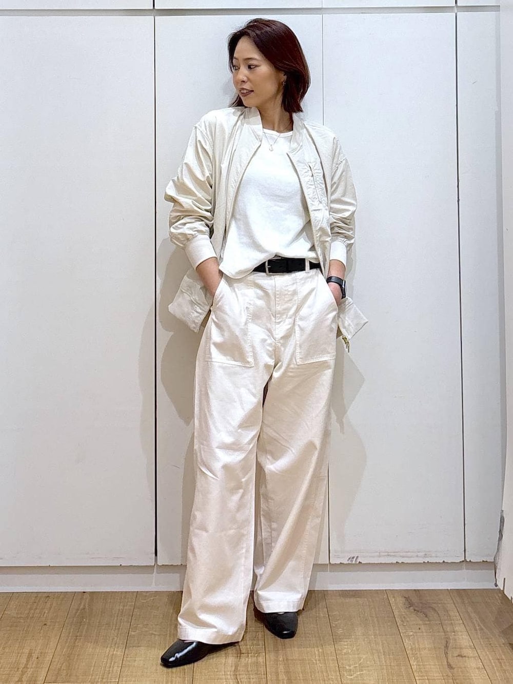 ブラック系のパンプス、ベージュ系のブルゾン、ベージュ系のその他パンツを着用したレディースの春コーディネートの2枚目の写真