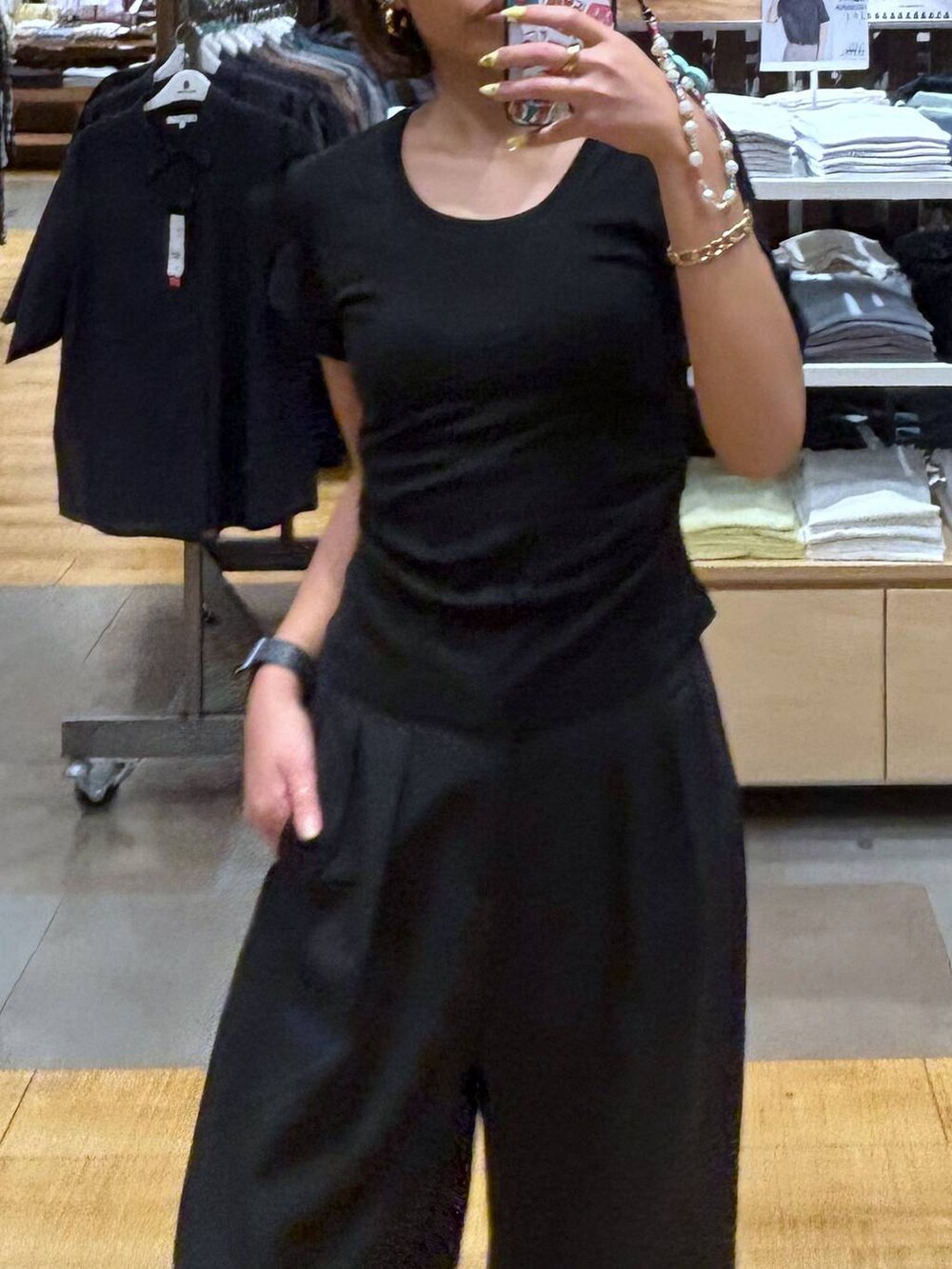 ブラック系のその他パンツ、ホワイト系のサンダルを着用したレディースの夏コーディネートの6枚目の写真