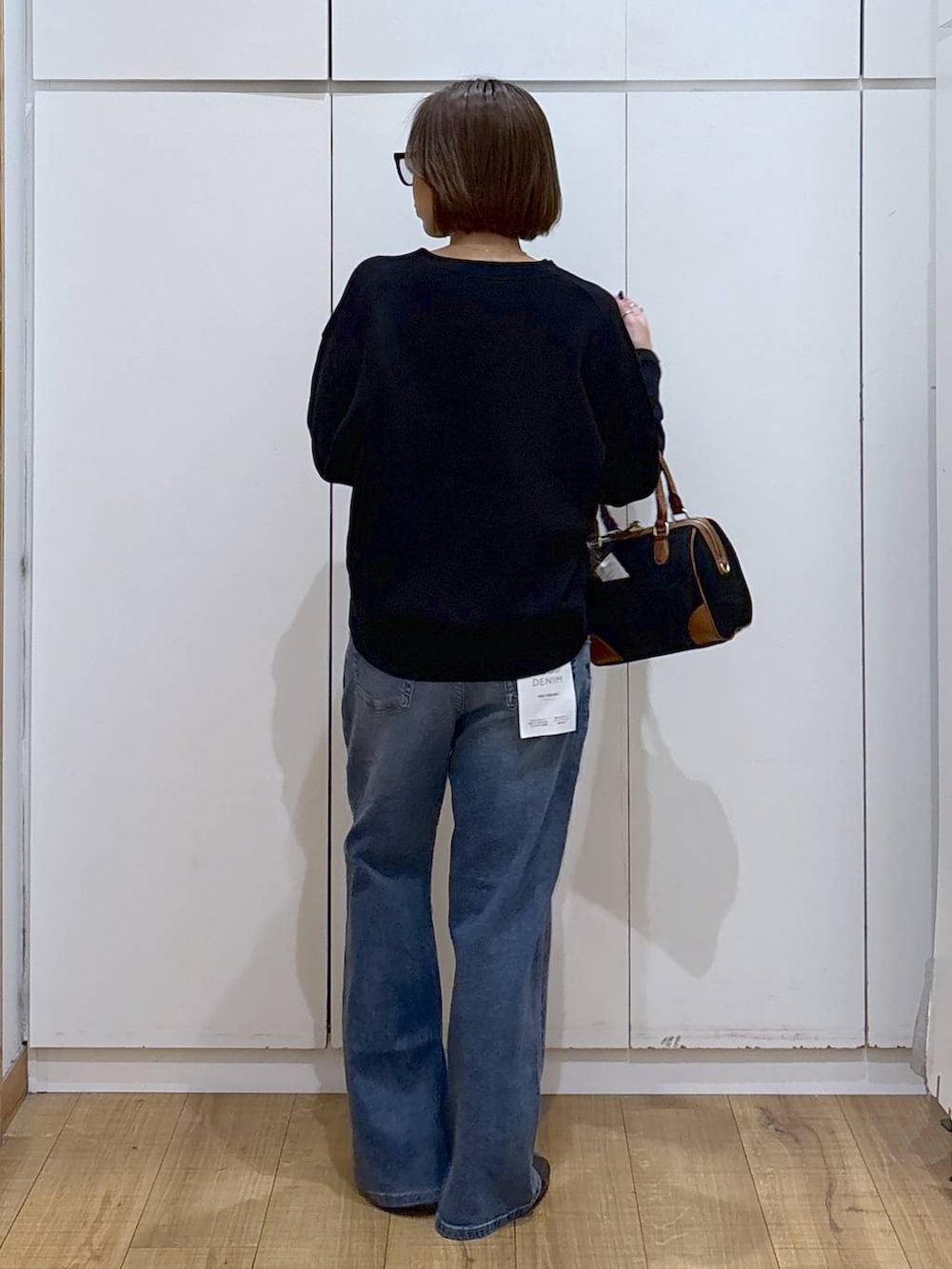 ブラック系のローファー、ブラック系のスウェット、グレー系のサロペット/オーバーオールを着用したレディースの秋コーディネートの5枚目の写真