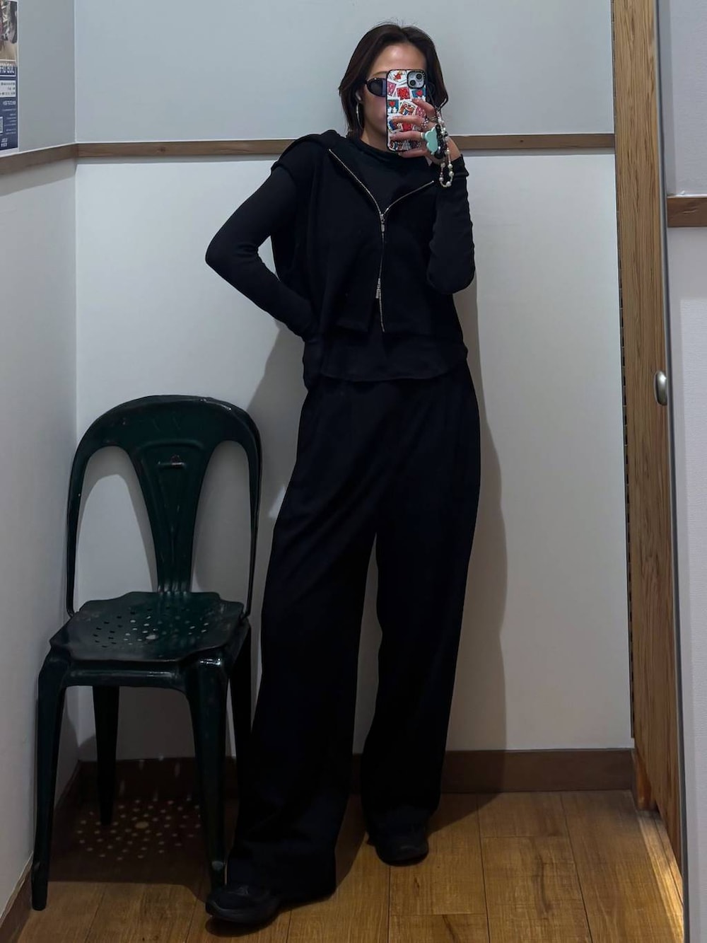 ブラック系のTシャツ/カットソー、ブラック系のベストを着用したレディースの冬コーディネートの2枚目の写真