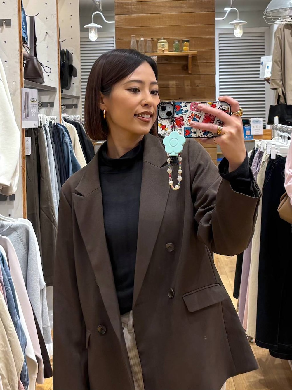 グレー系のその他パンツ、ブラック系のTシャツ/カットソー、ブラック系のブーツを着用したレディースの冬コーディネートの3枚目の写真