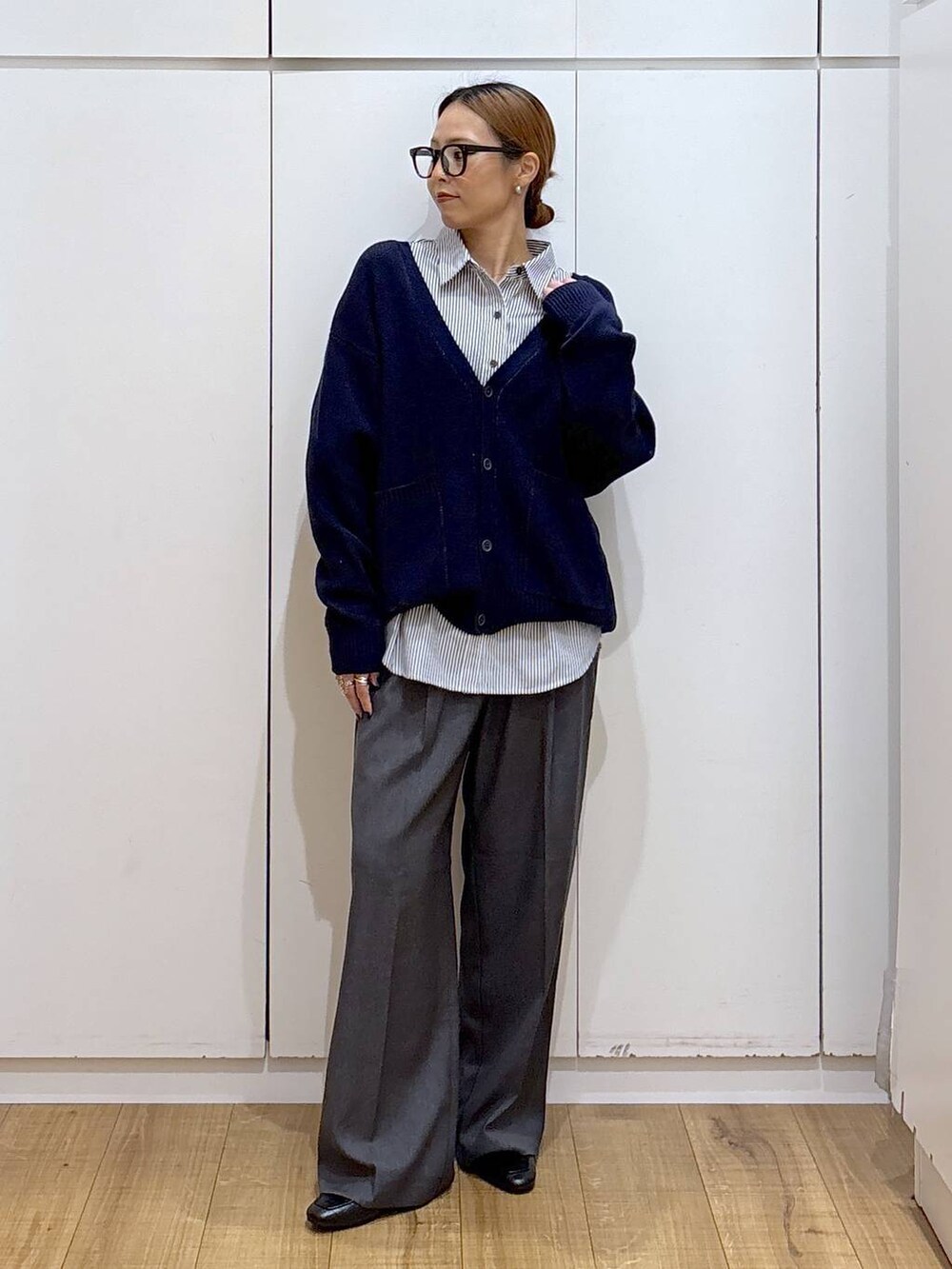 ブラック系のローファー、ブルー系のシャツ/ブラウス、グレー系のその他パンツを着用したレディースの秋コーディネートの4枚目の写真