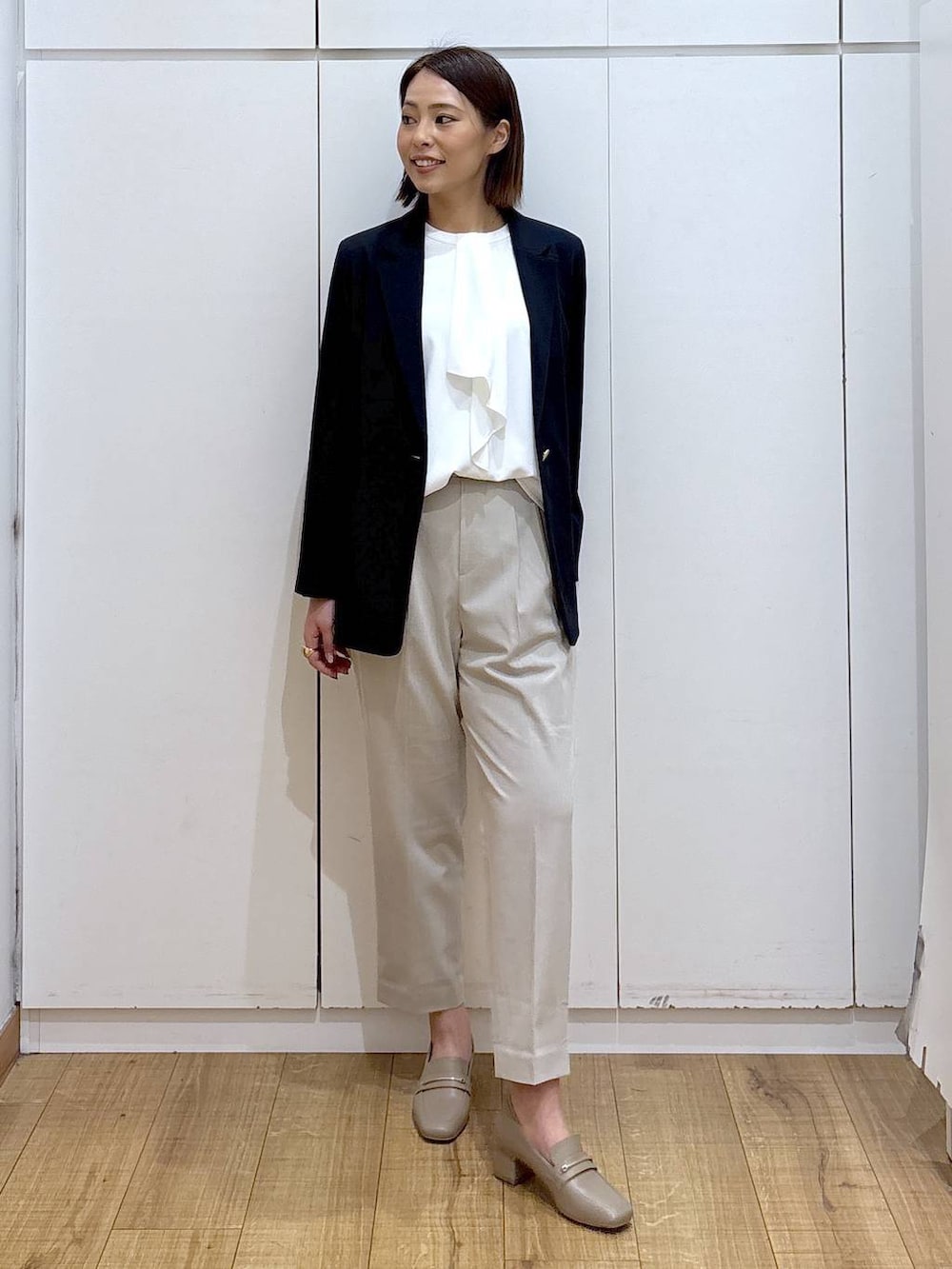 ベージュ系のローファー、ベージュ系のスラックス、ホワイト系のシャツ/ブラウスを着用したレディースの冬コーディネートの4枚目の写真