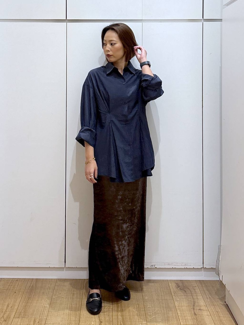 ブラック系のローファー、ブルー系のシャツ/ブラウスを着用したレディースの秋コーディネートの2枚目の写真