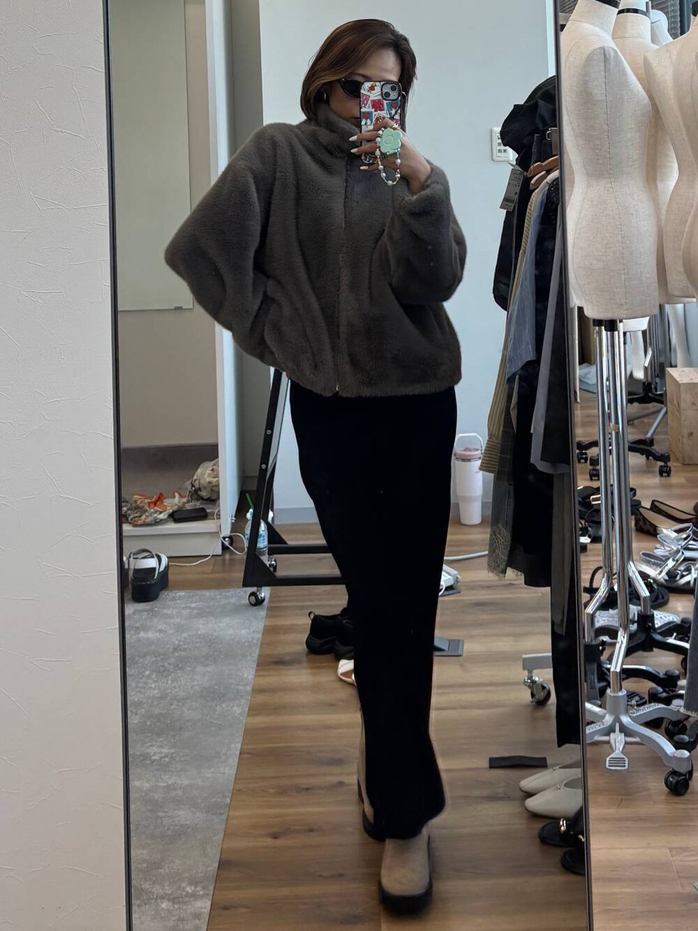 ブラック系のスカート、グレー系のブルゾンを着用したレディースの夏コーディネートの2枚目の写真