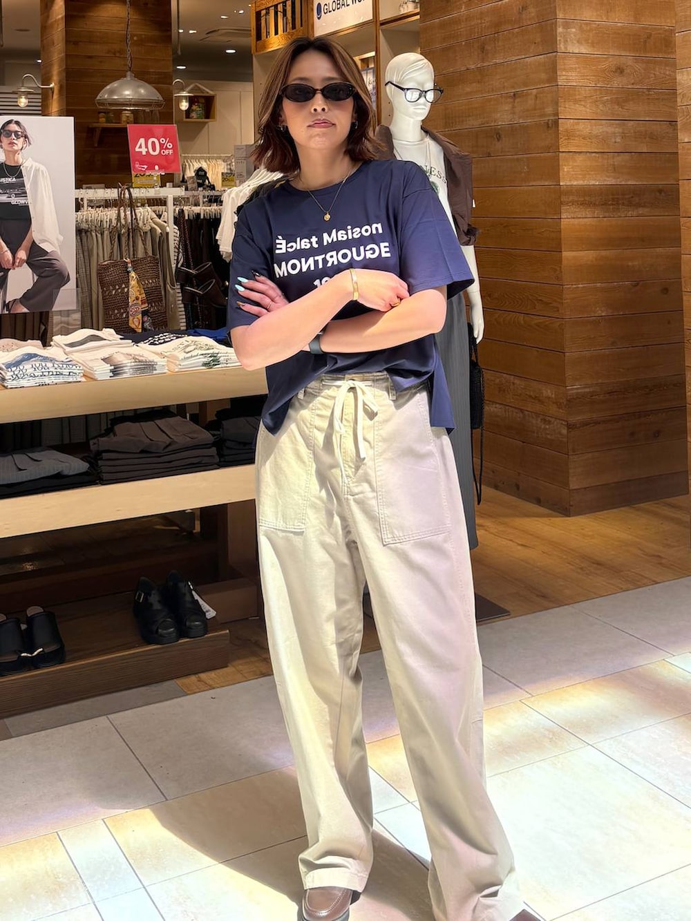 ブラウン系のローファー、ベージュ系のその他パンツ、ブルー系のTシャツ/カットソーを着用したレディースの春コーディネートの6枚目の写真