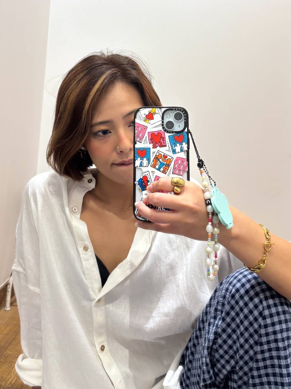 ホワイト系のシャツ/ブラウス、ブルー系のその他パンツを着用したレディースの夏コーディネートの2枚目の写真