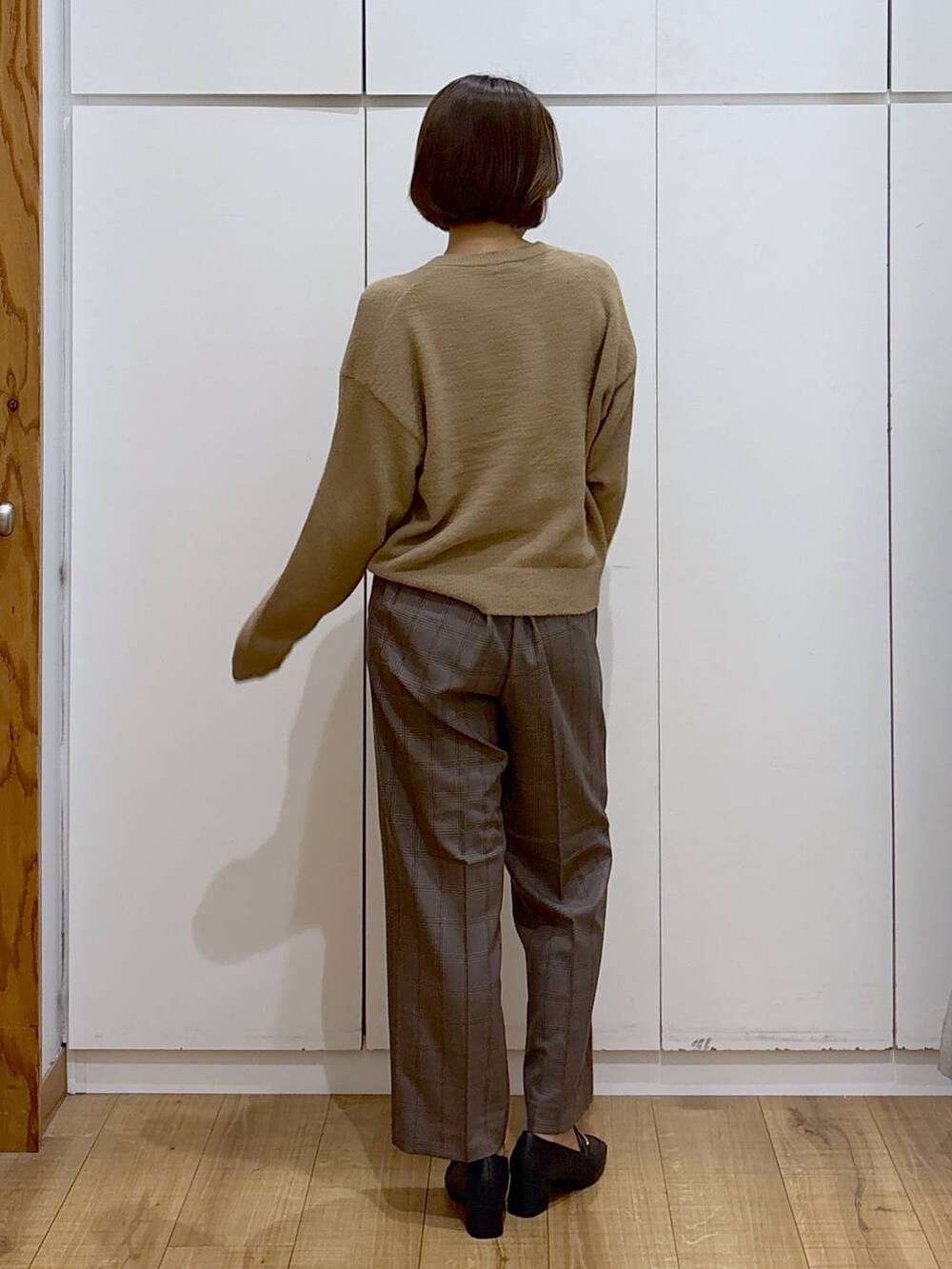 ブラック系のローファー、ブラウン系のその他パンツ、イエロー系のカーディガン/ボレロを着用したレディースの秋コーディネートの5枚目の写真