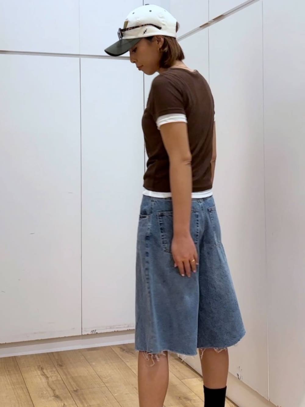 ブルー系のデニムパンツ、ブラウン系のTシャツ/カットソーを着用したレディースの春コーディネートの4枚目の写真