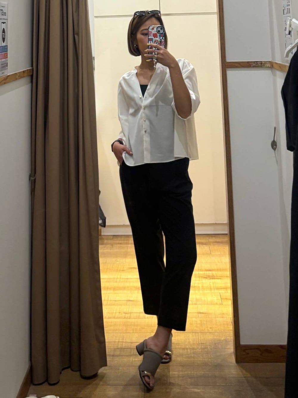 ブラック系のキャミソール、ブラック系のその他パンツ、ホワイト系のシャツ/ブラウスを着用したレディースの夏コーディネートの5枚目の写真