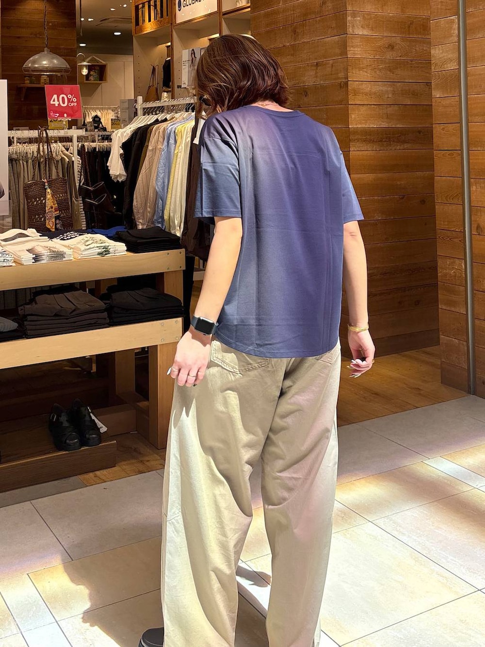 ブラウン系のローファー、ベージュ系のその他パンツ、ブルー系のTシャツ/カットソーを着用したレディースの春コーディネートの8枚目の写真